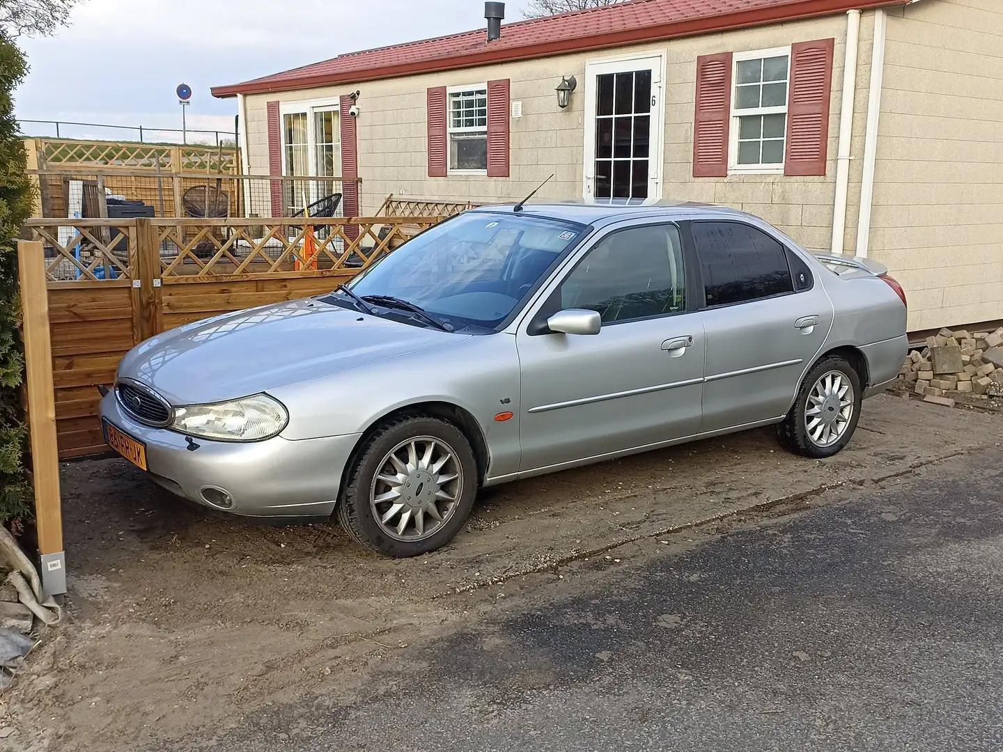 Ford Mondeo Mondeo 2.5-24V V6 Ghia Pl. Gris - 1