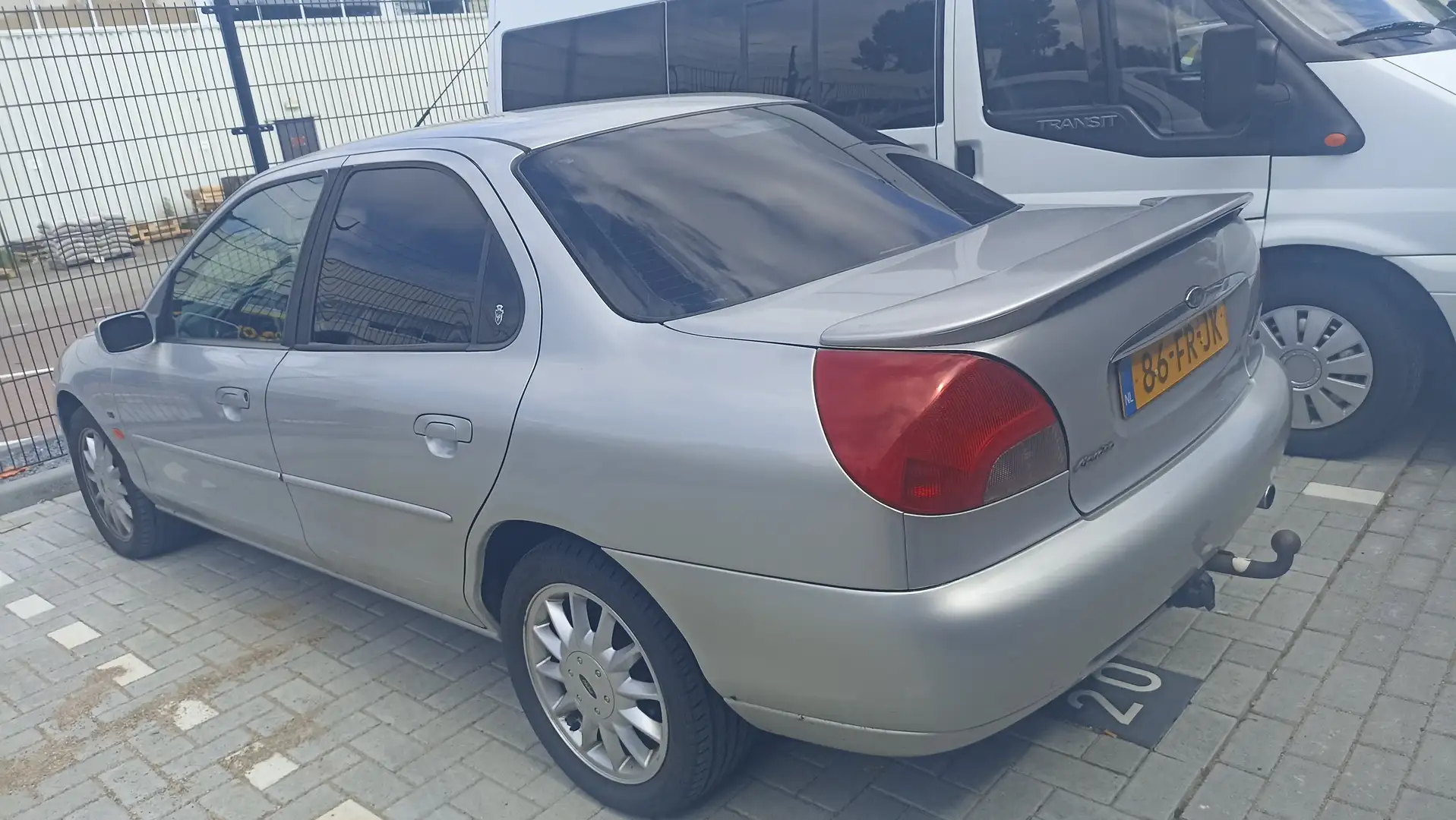 Ford Mondeo Mondeo 2.5-24V V6 Ghia Pl. Gris - 2