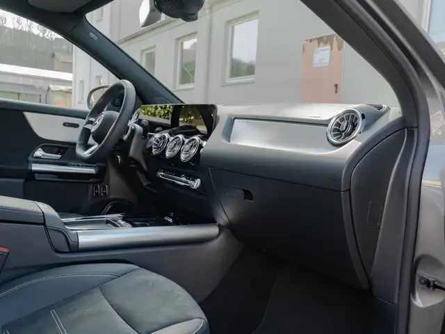 Mercedes-Benz GLA view 9