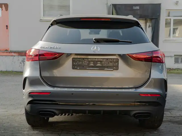 Mercedes-Benz GLA view 6
