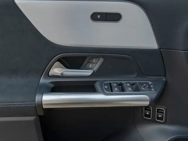 Mercedes-Benz GLA view 11