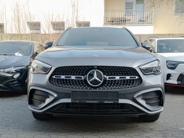 Mercedes-Benz GLA view 3