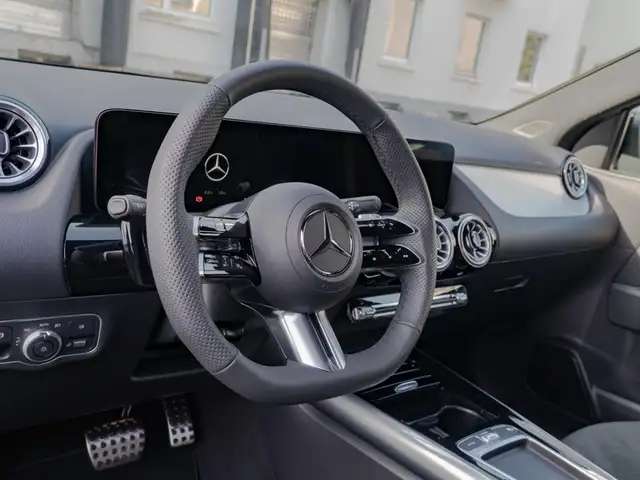 Mercedes-Benz GLA view 12