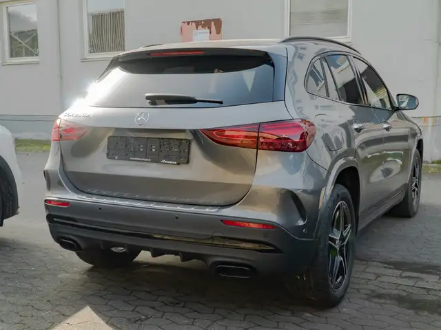 Mercedes-Benz GLA view 5