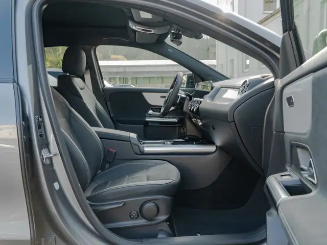 Mercedes-Benz GLA view 8