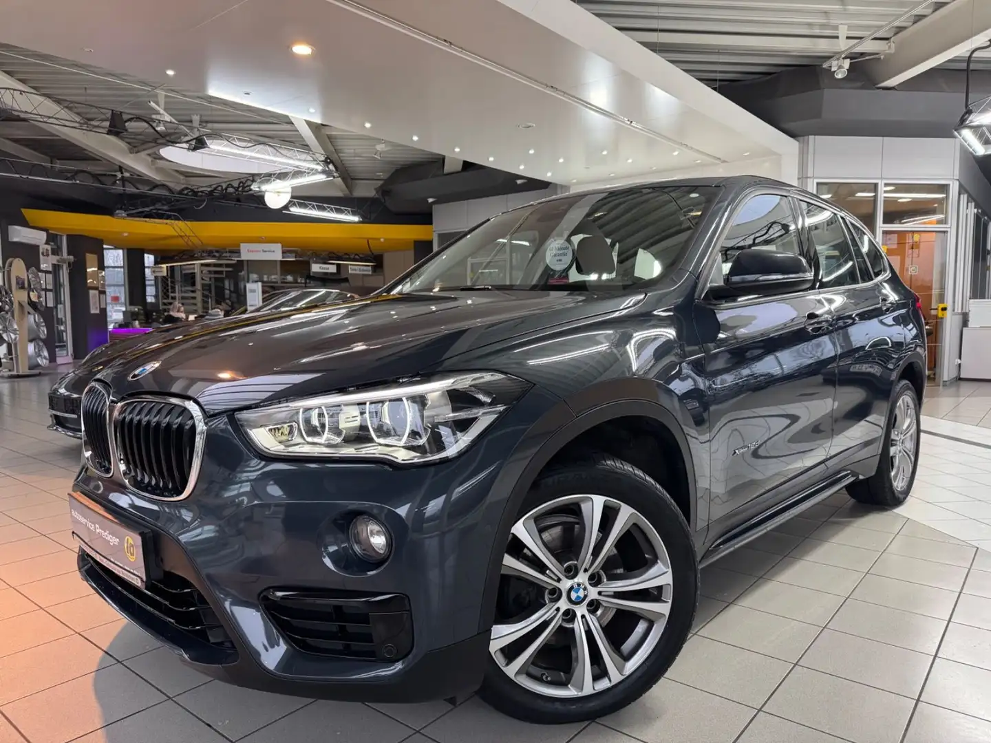 BMW X1 xDrive 18 d Sport Line*LED*KAMERA*AUTOMATIK* Gris - 1