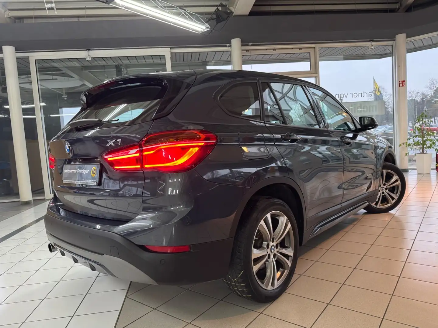 BMW X1 xDrive 18 d Sport Line*LED*KAMERA*AUTOMATIK* Gris - 2