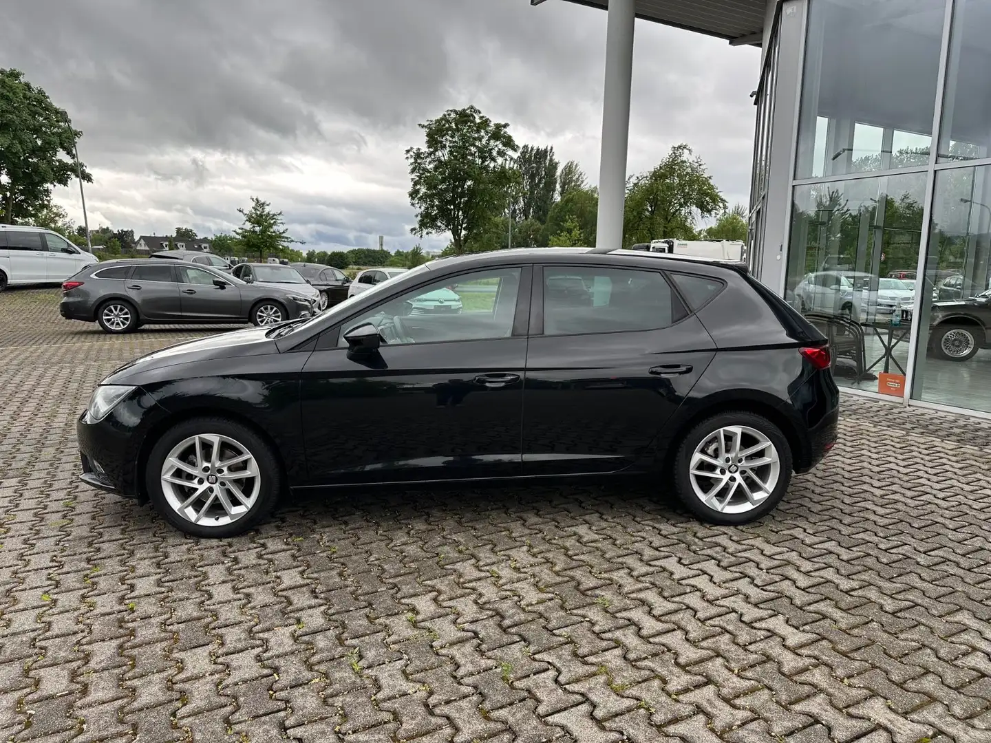 SEAT Leon Style/AUT/NAV/PDC/LED/MFL/ALU/TEMP Schwarz - 2