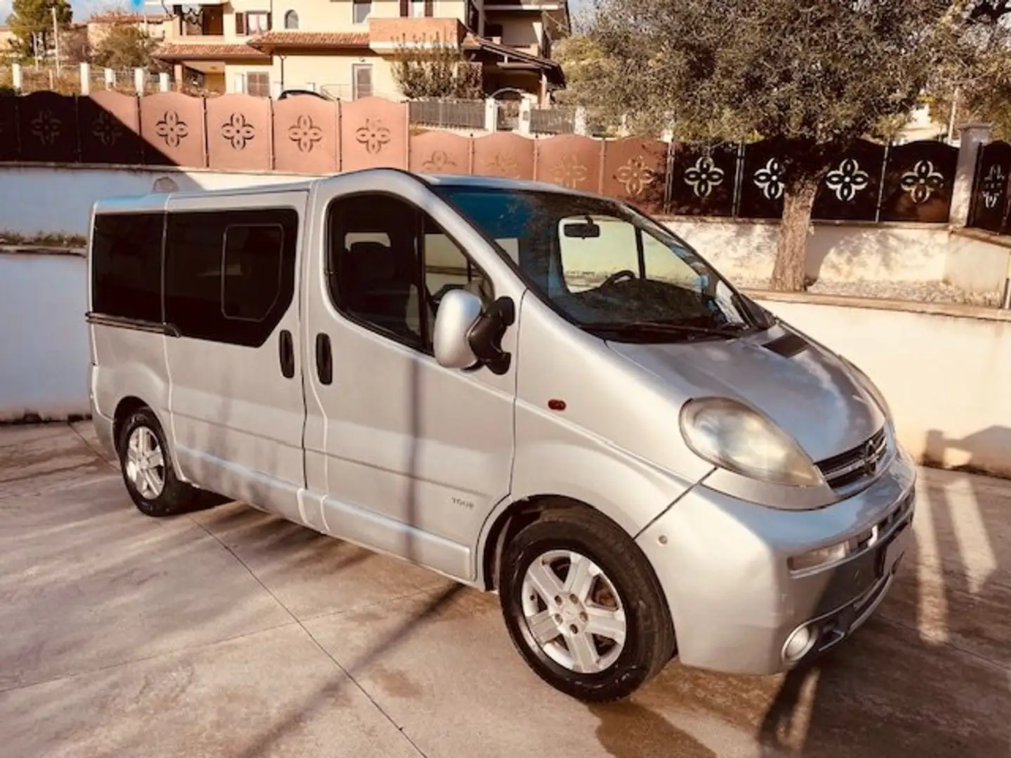 Opel Vivaro 8 POSTI 2500 CDTI PREZZO IVA COMPRESA Argento - 2
