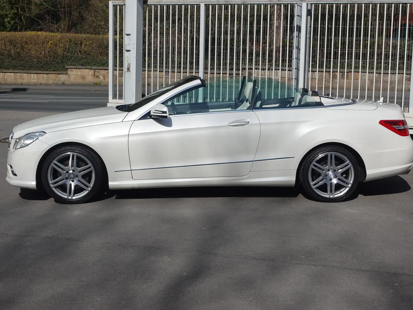 Mercedes-Benz E 350 CGI Cabrio 7G-TRONIC AMG-Paket Designo Leder Navi Weiß - 2