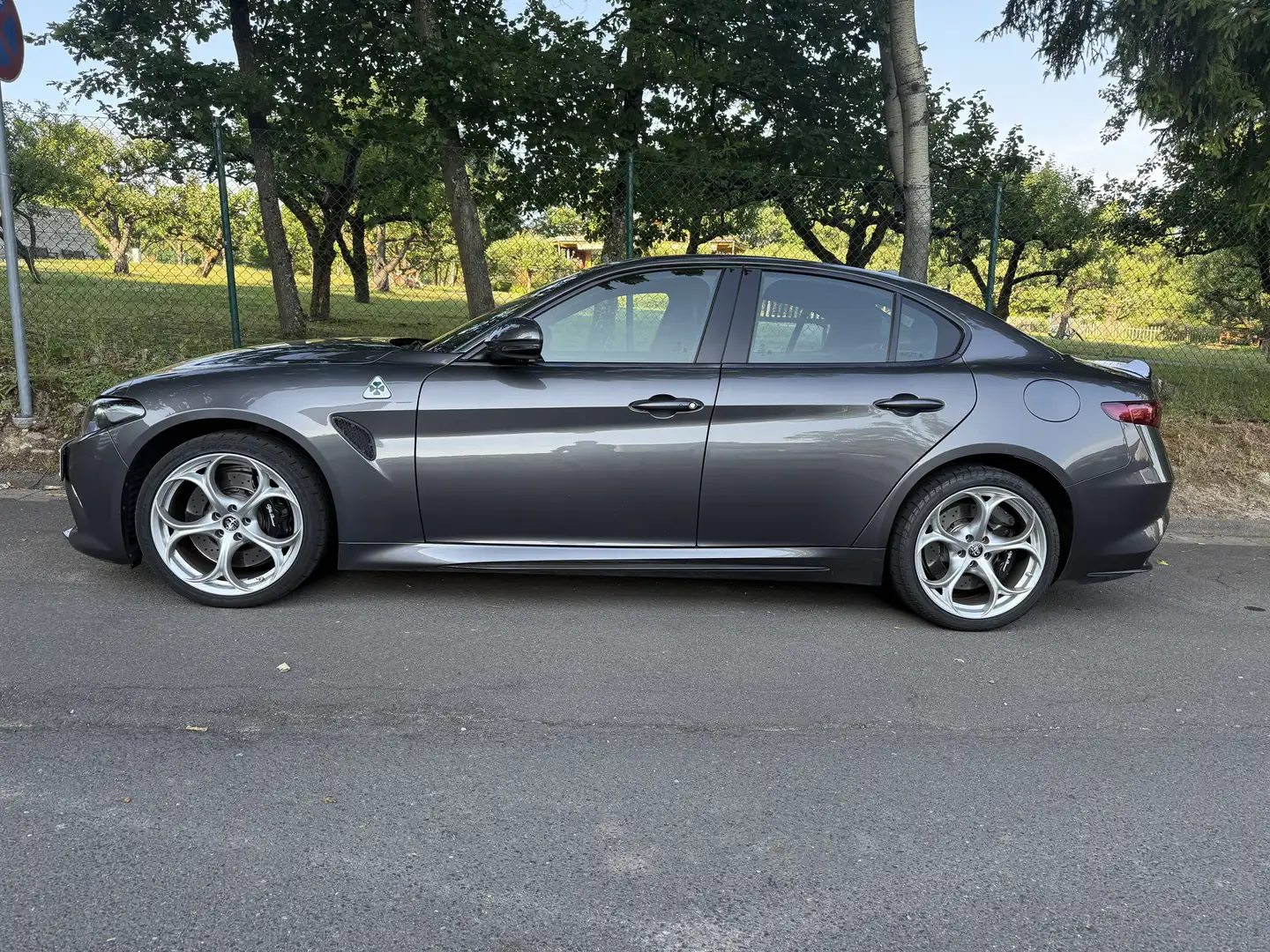 Alfa Romeo Giulia 2.9 V6 Bi-Turbo AT8 Quadrifoglio Grau - 1