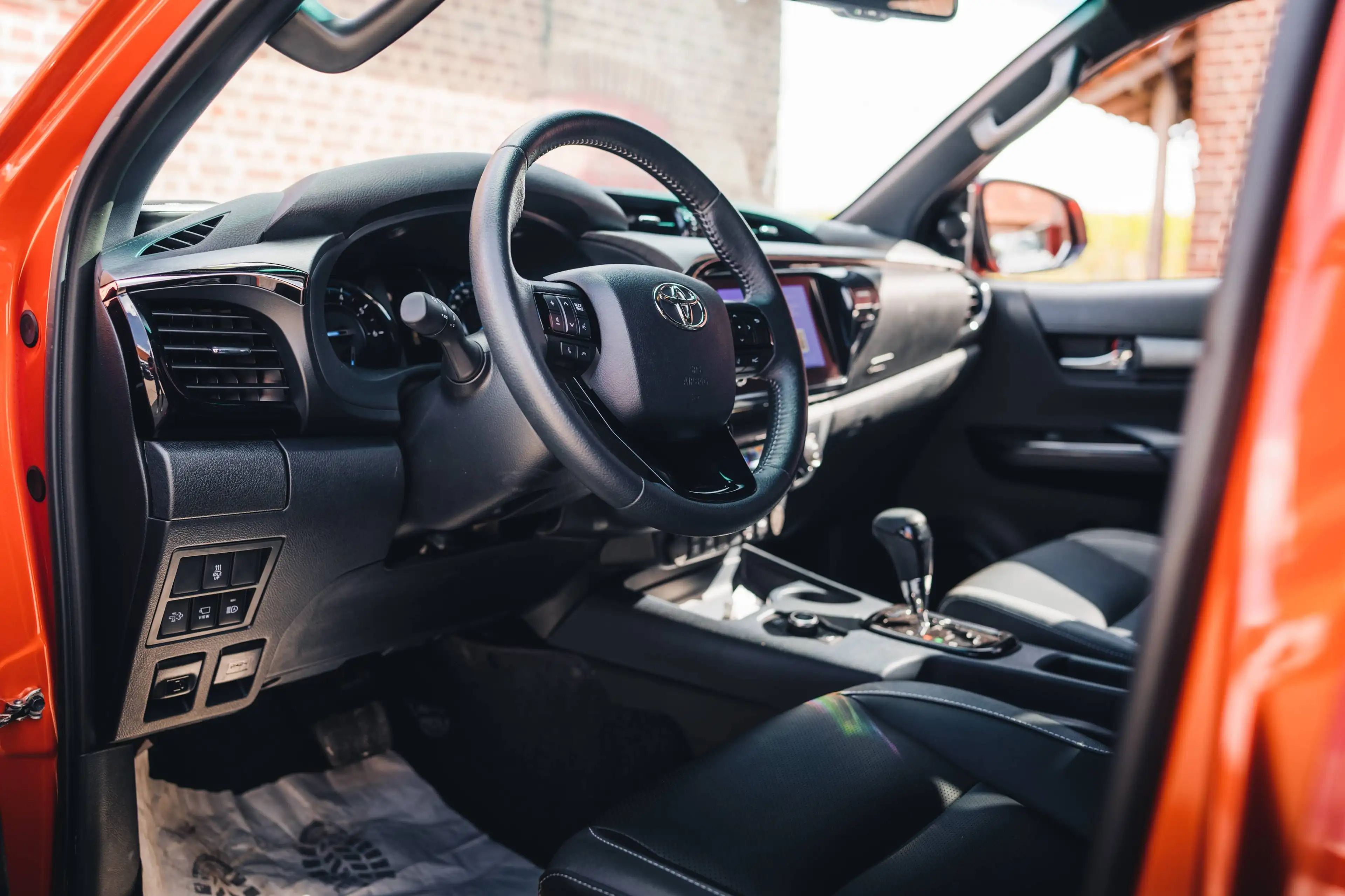 Toyota Hilux Invincible 46.900 ex vat +- new — photo 9