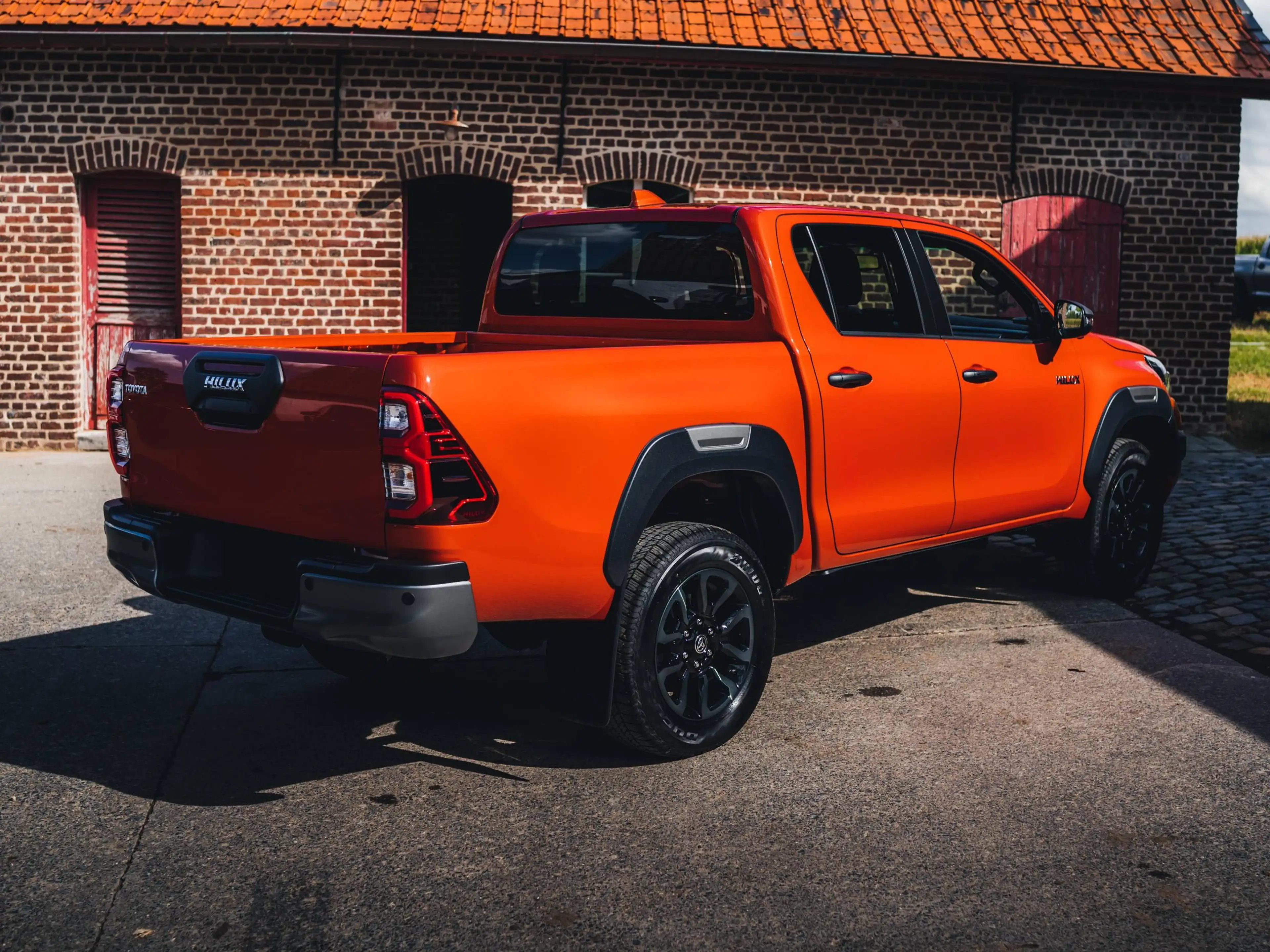 Toyota Hilux Invincible 46.900 ex vat +- new — photo 5