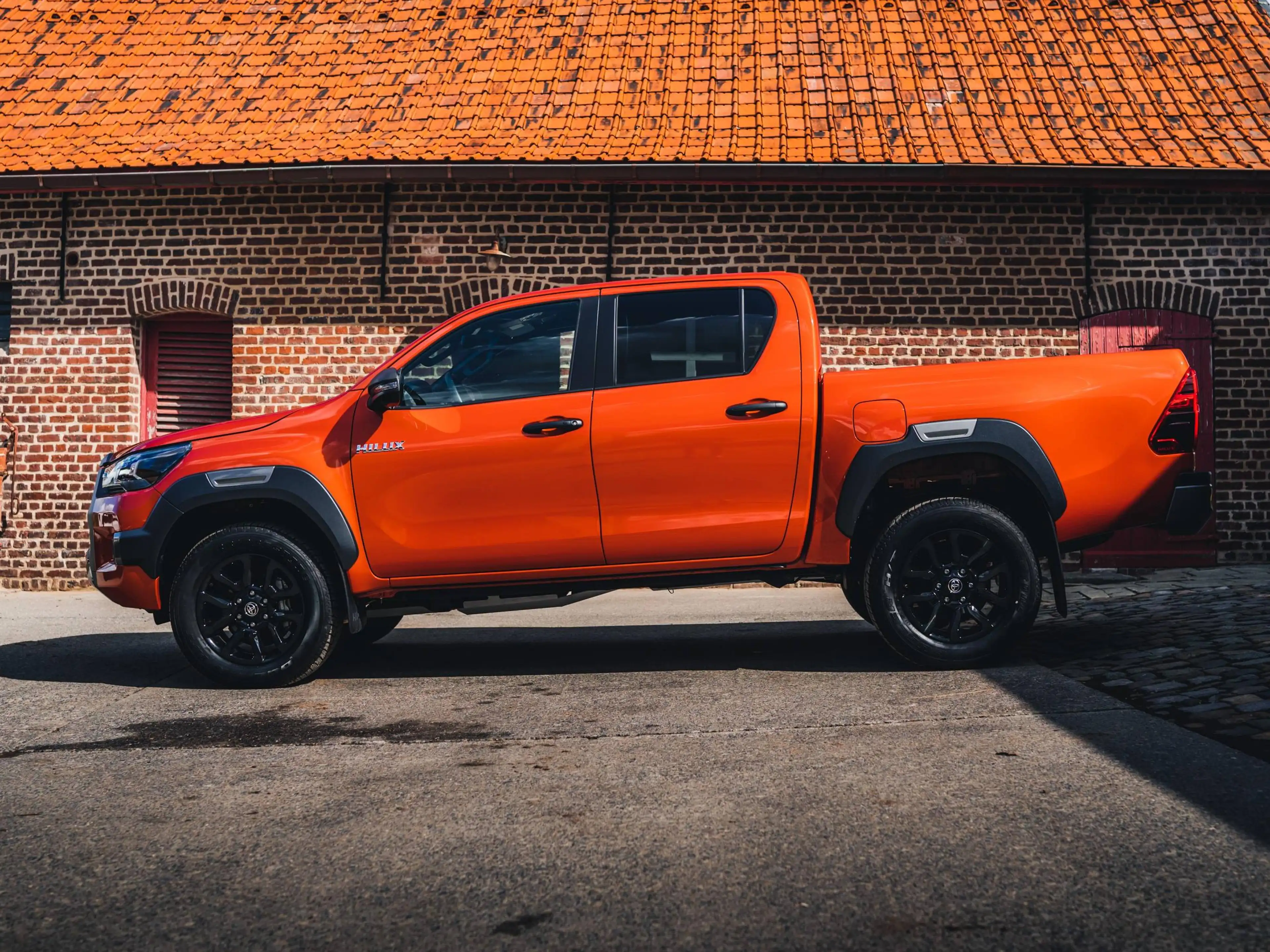 Toyota Hilux Invincible 46.900 ex vat +- new — photo 2