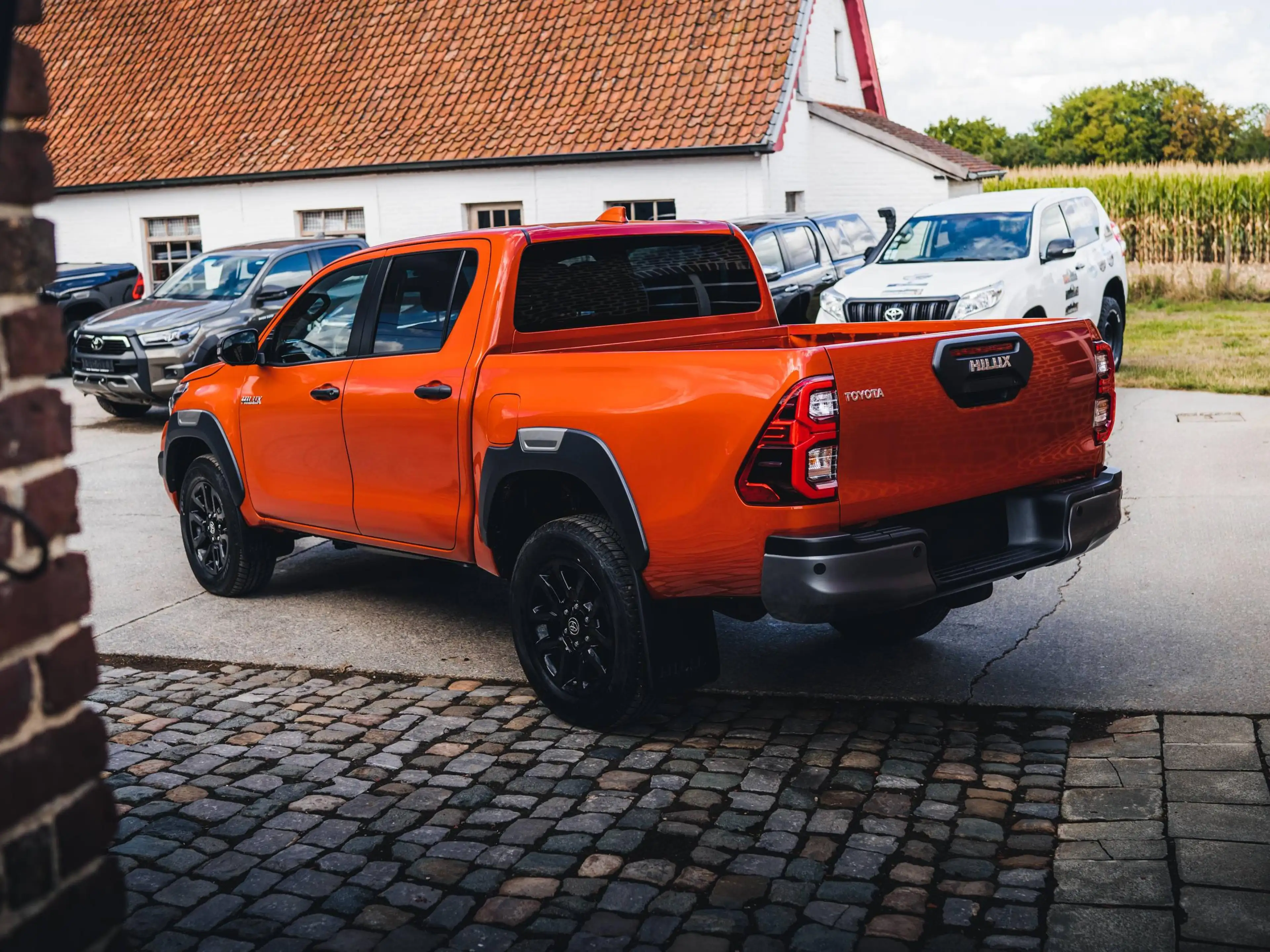 Toyota Hilux Invincible 46.900 ex vat +- new — photo 3
