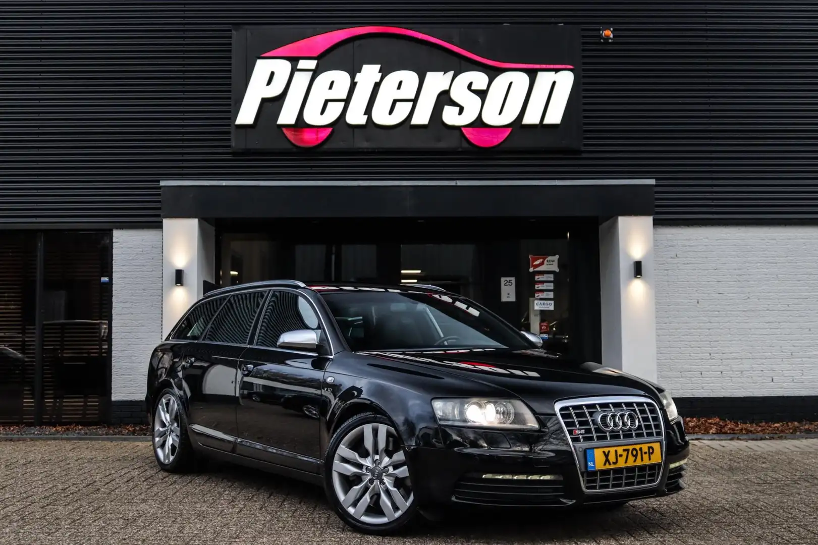 Audi S6 Avant 5.2 V10 FSI Quattro YOUNGTIMER CARBON MEMORY Zwart - 1
