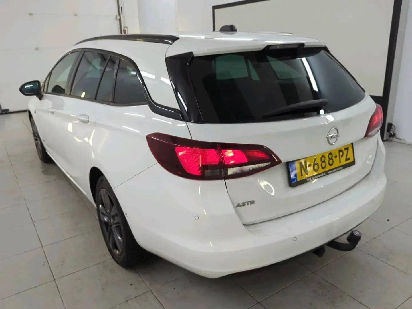 Opel Astra Sports Tourer 1.2 TURBO 110 PK NAVI CAMERA TREKHAA Wit - 2
