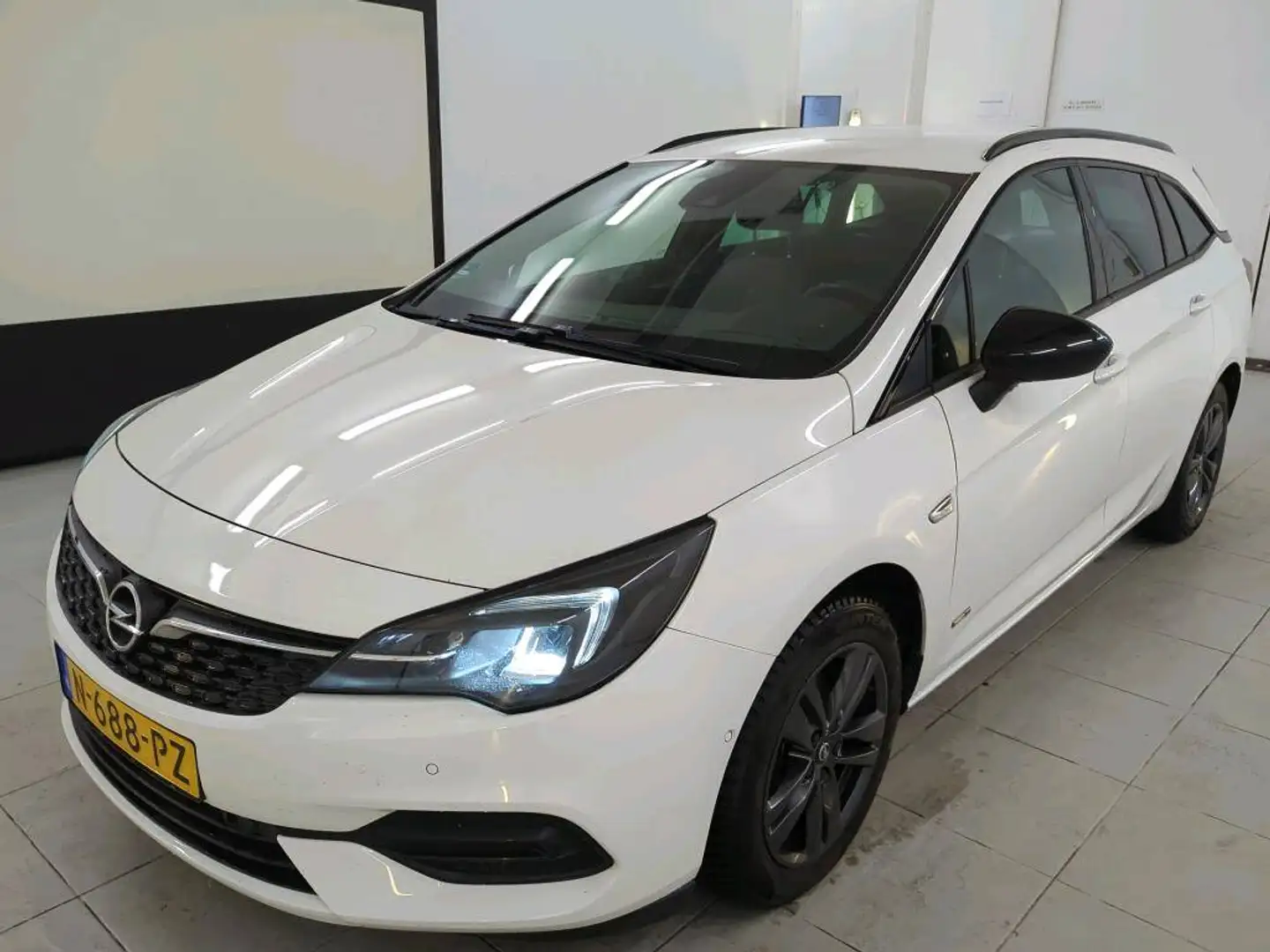 Opel Astra Sports Tourer 1.2 TURBO 110 PK NAVI CAMERA TREKHAA Wit - 1