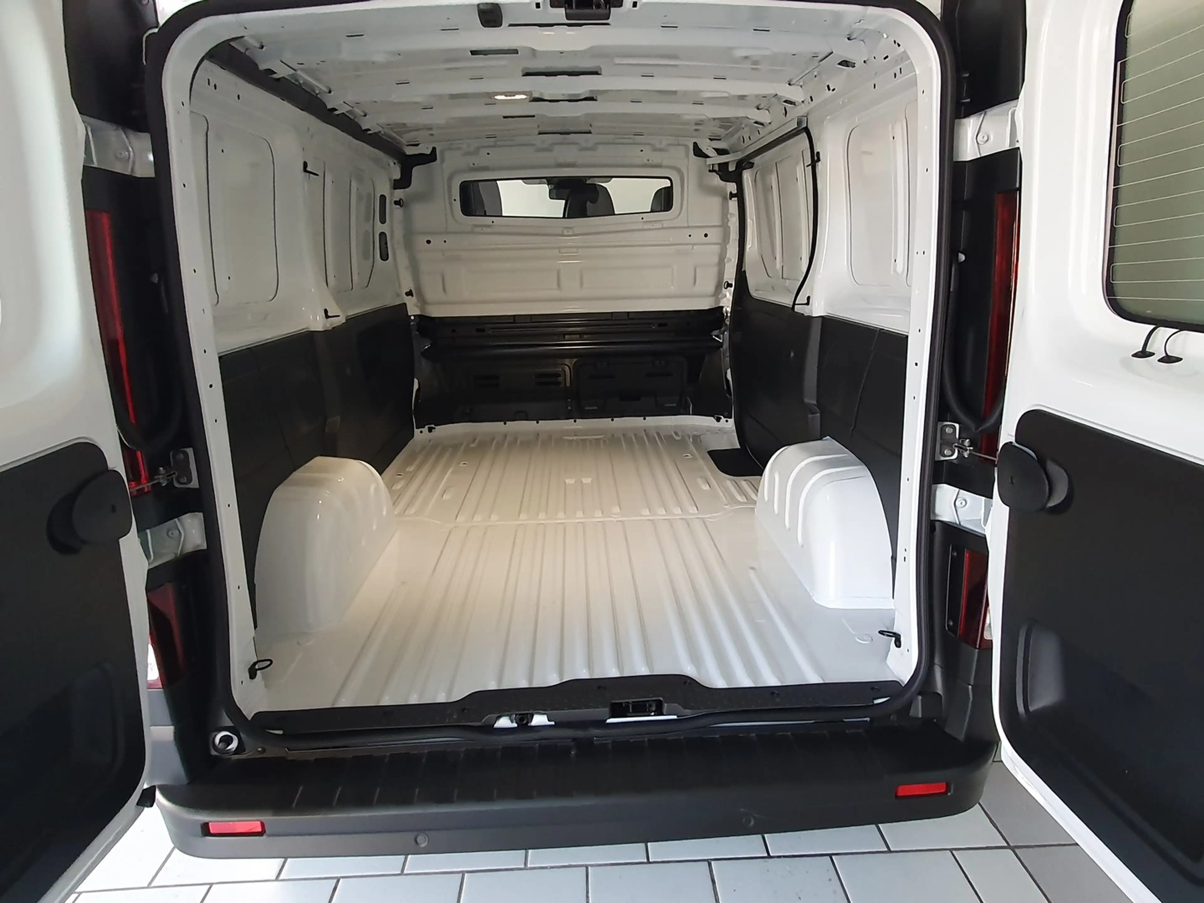 Nissan Primastar Kastenwagen L1H1 3,0t dCi 110 — photo 6