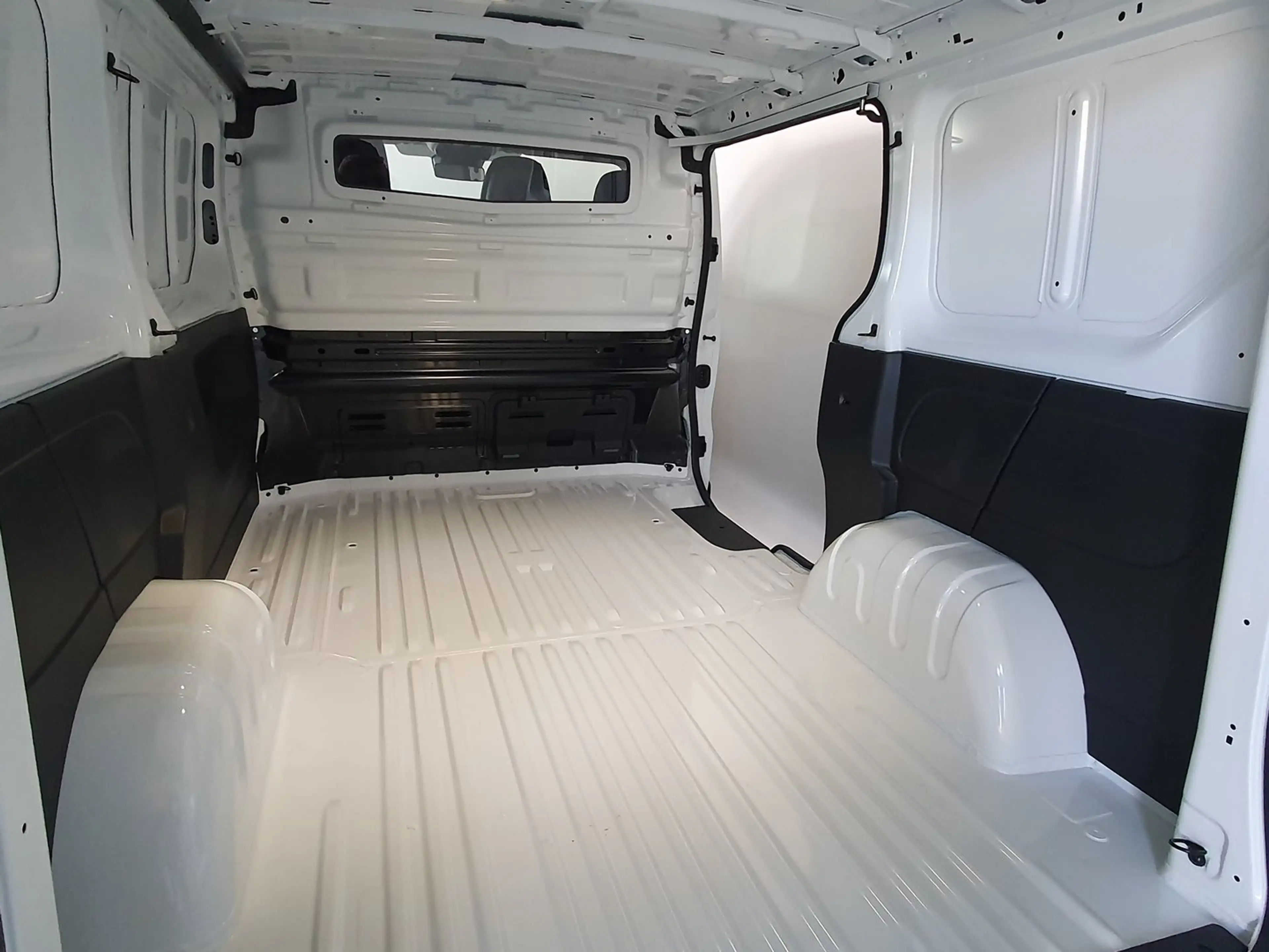 Nissan Primastar Kastenwagen L1H1 3,0t dCi 110 — photo 7