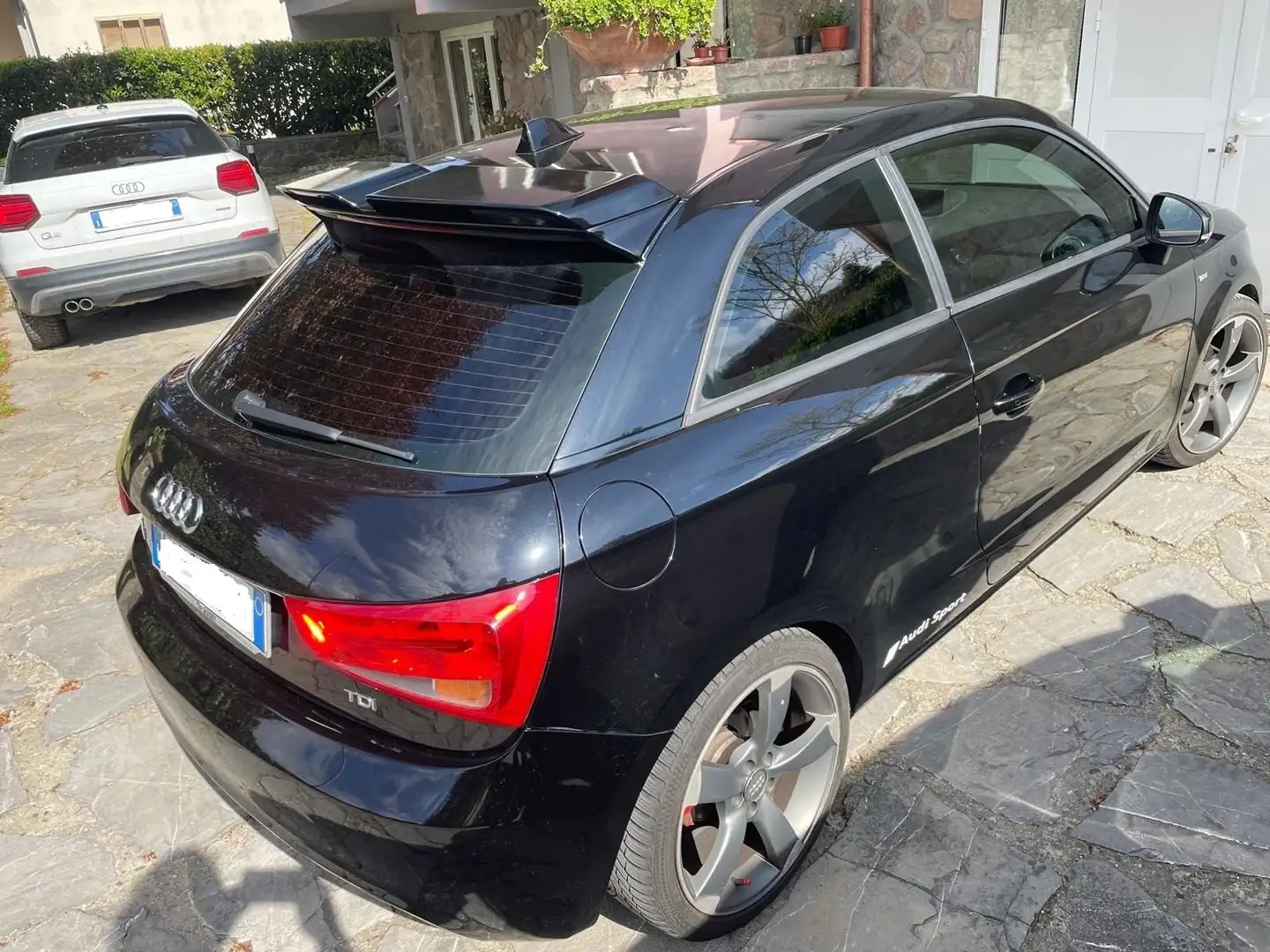Audi A1 A1 I 2010 3p 1.6 tdi Ambition 90cv crna - 1