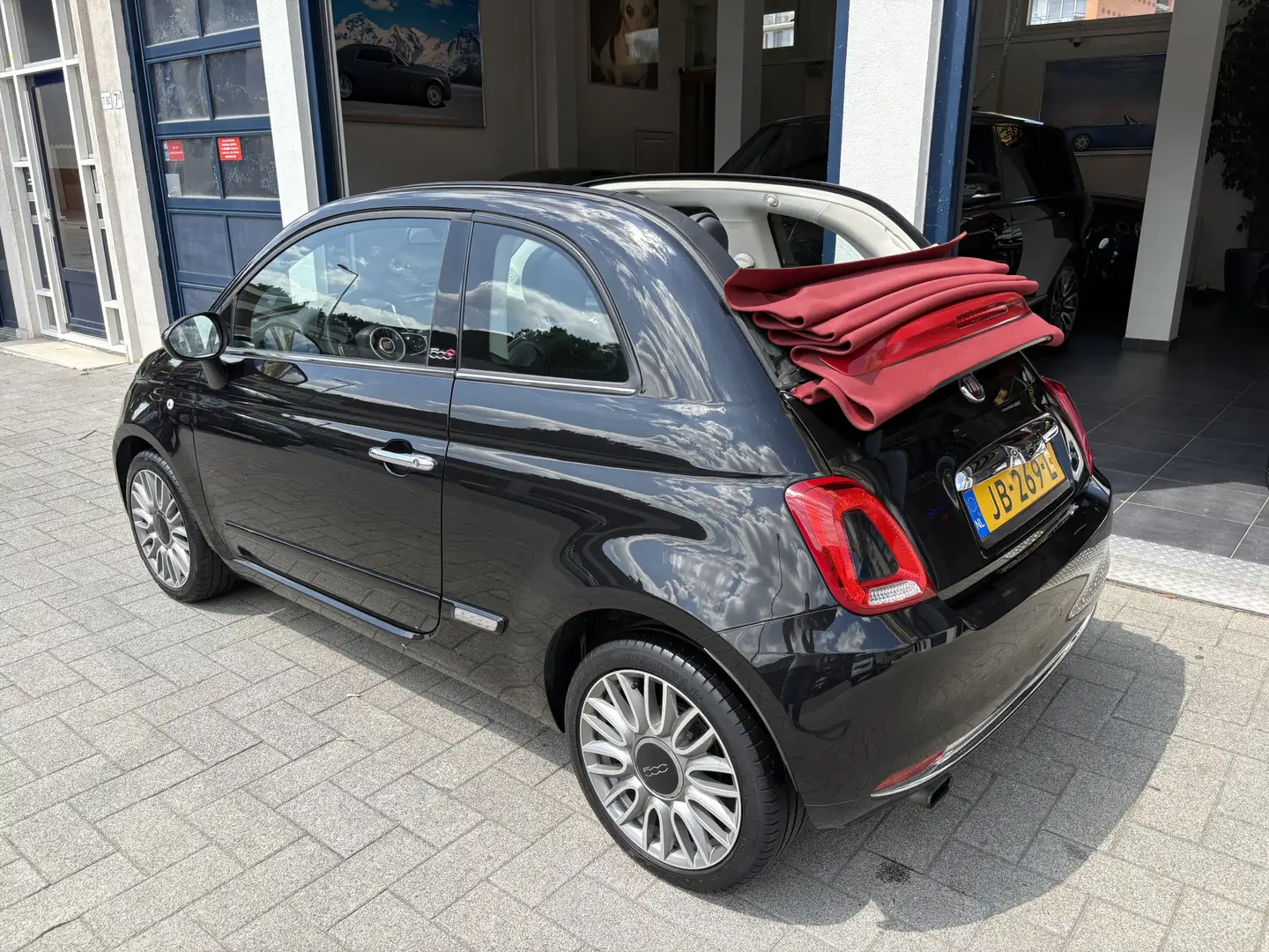 Fiat 500C 0.9 TwinAir Turbo Lounge CLIMA/NAVI/CARPLAY/LM VEL Zwart - 2
