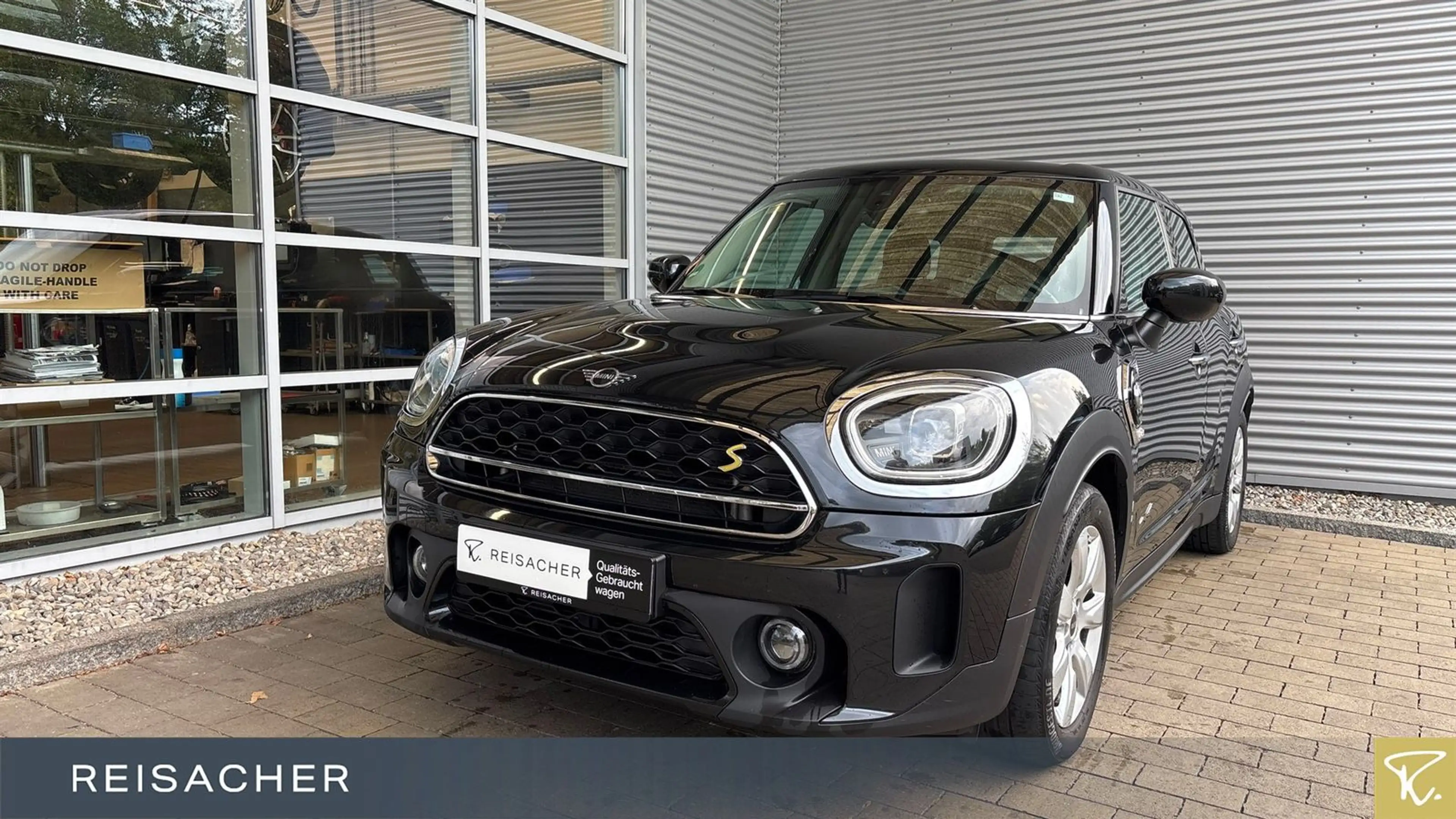 MINI Cooper SE Countryman Cooper SE ALL 4 Countryman A Essential-Trim Navi