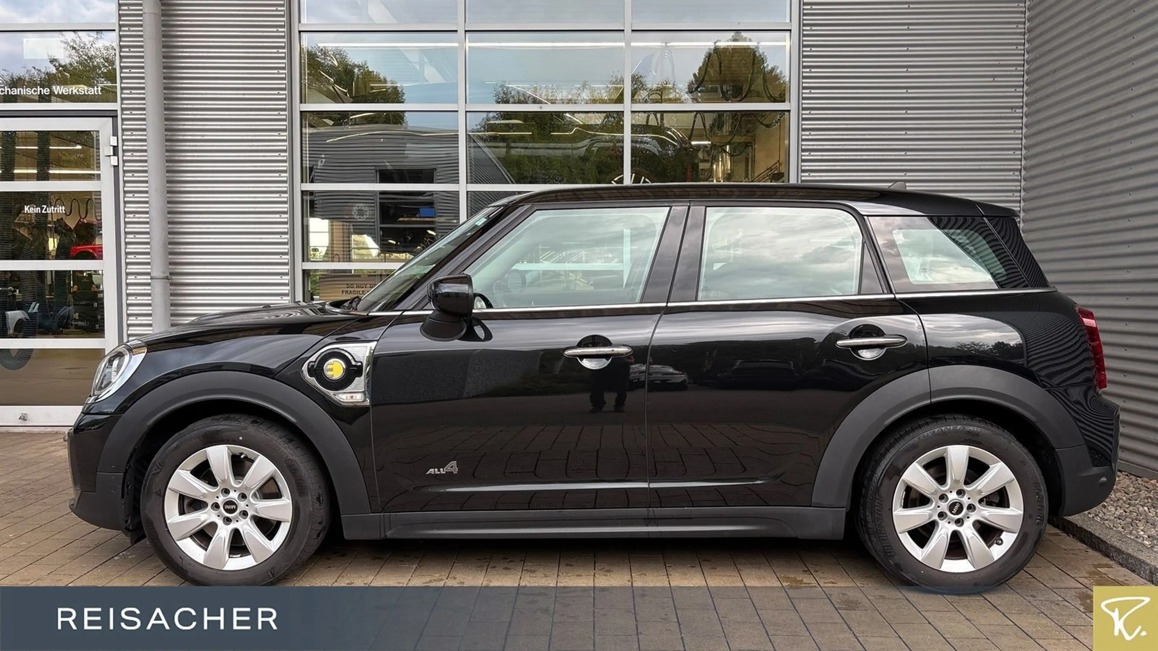 MINI Cooper SE Countryman Cooper SE ALL 4 Countryman A Essential-Trim Navi — photo 4