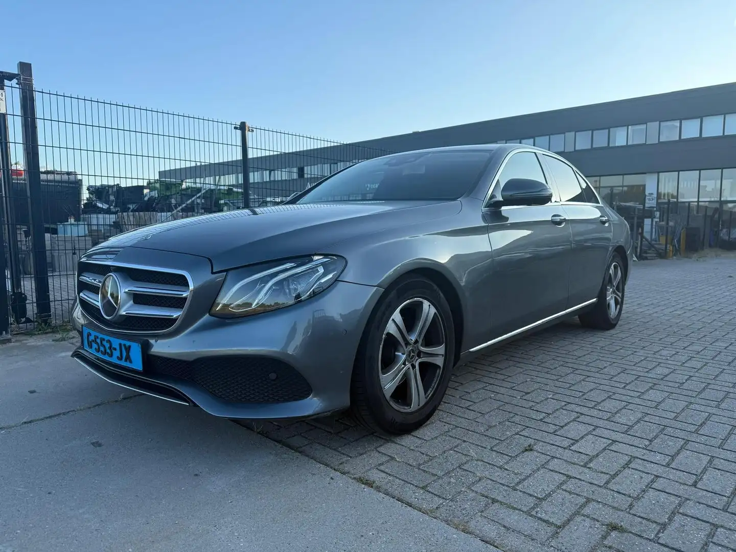 Mercedes-Benz E 200 Premium ex btw & inclusief bct Grijs - 1