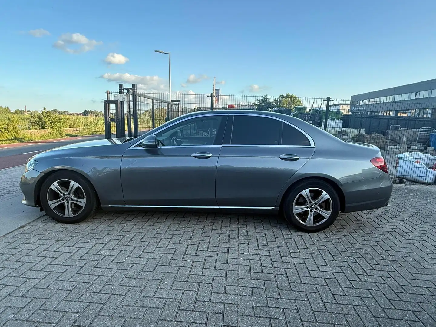 Mercedes-Benz E 200 Premium ex btw & inclusief bct Grijs - 2