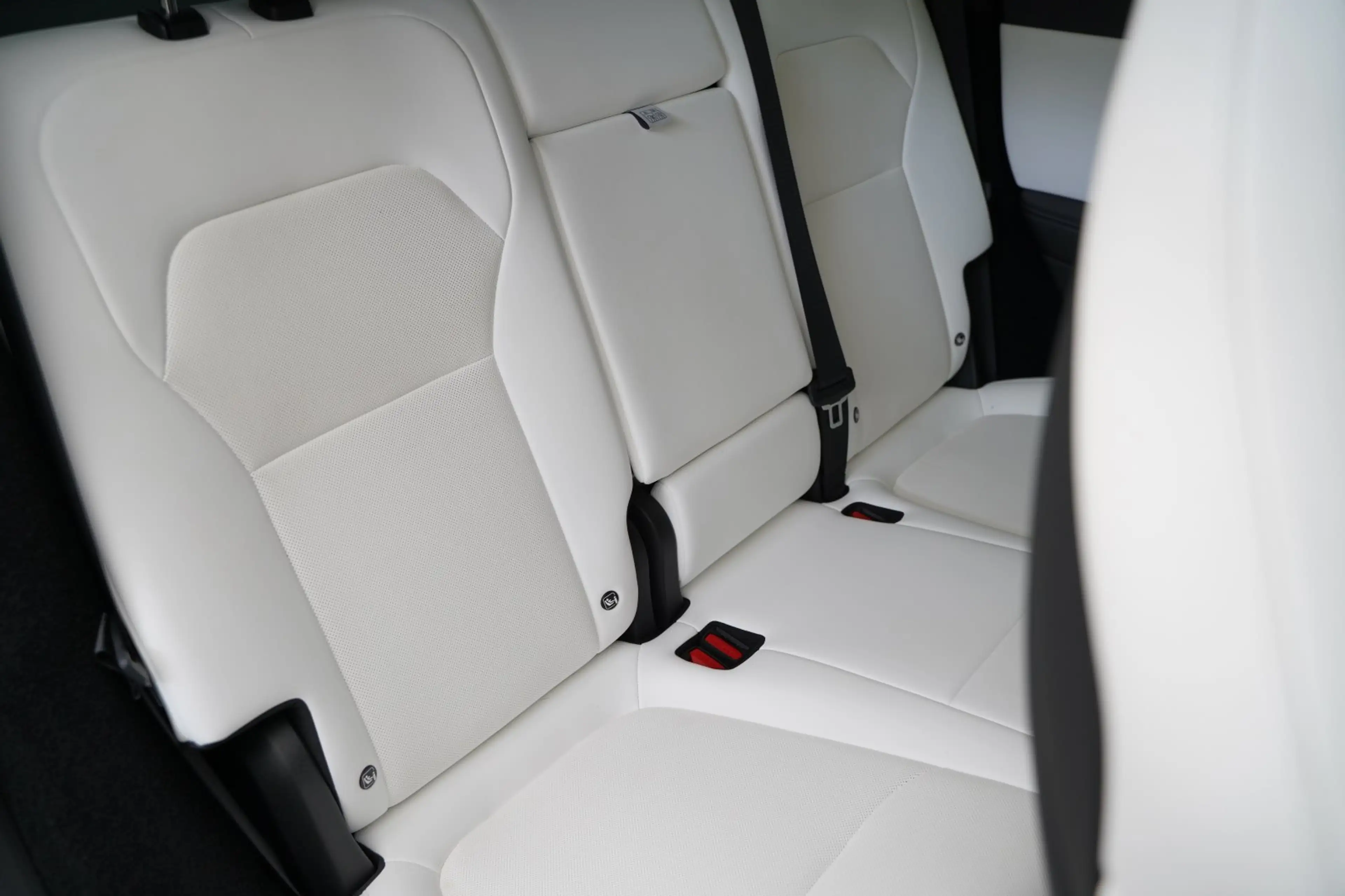 Tesla Model Y Performance Juniper *innen weiß* — photo 23