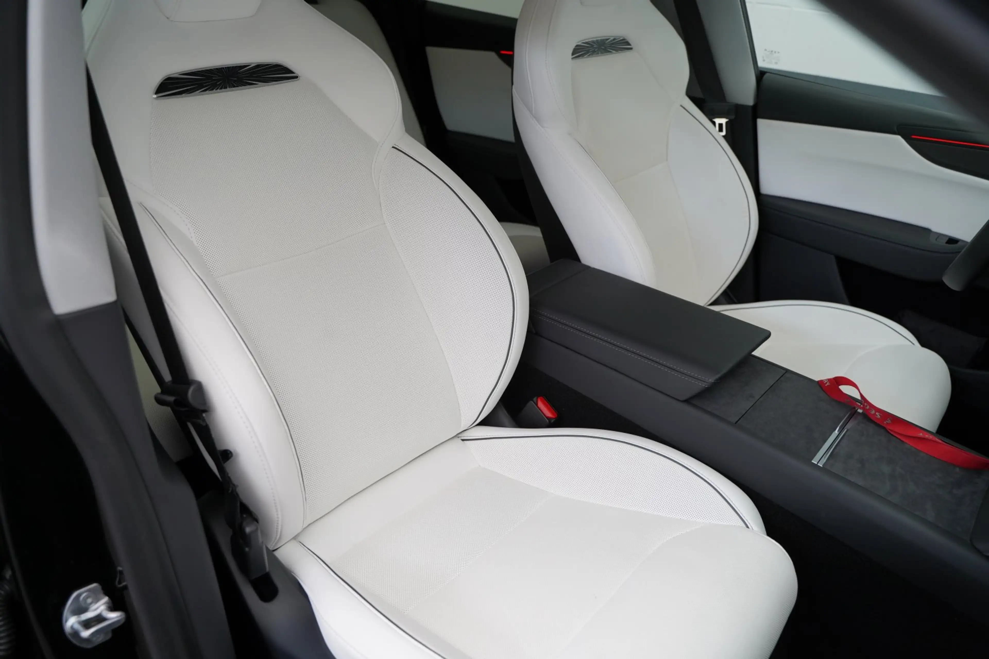 Tesla Model Y Performance Juniper *innen weiß* — photo 21