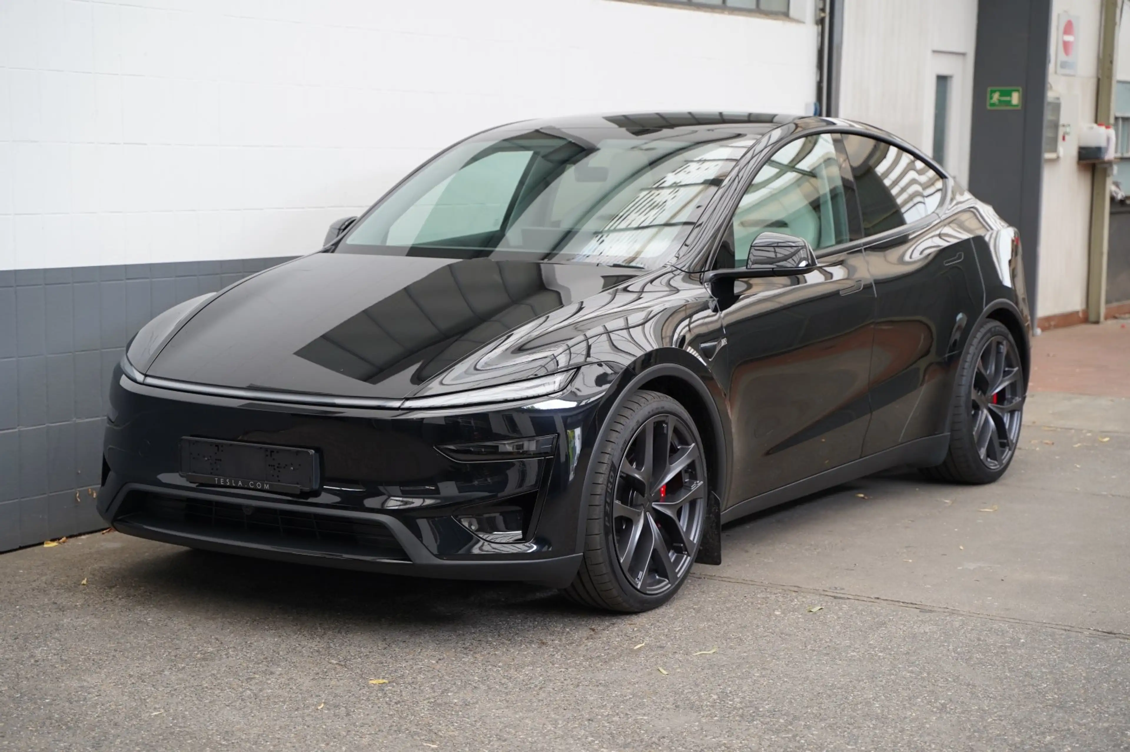 Tesla Model Y Performance Juniper *innen weiß* — photo 3