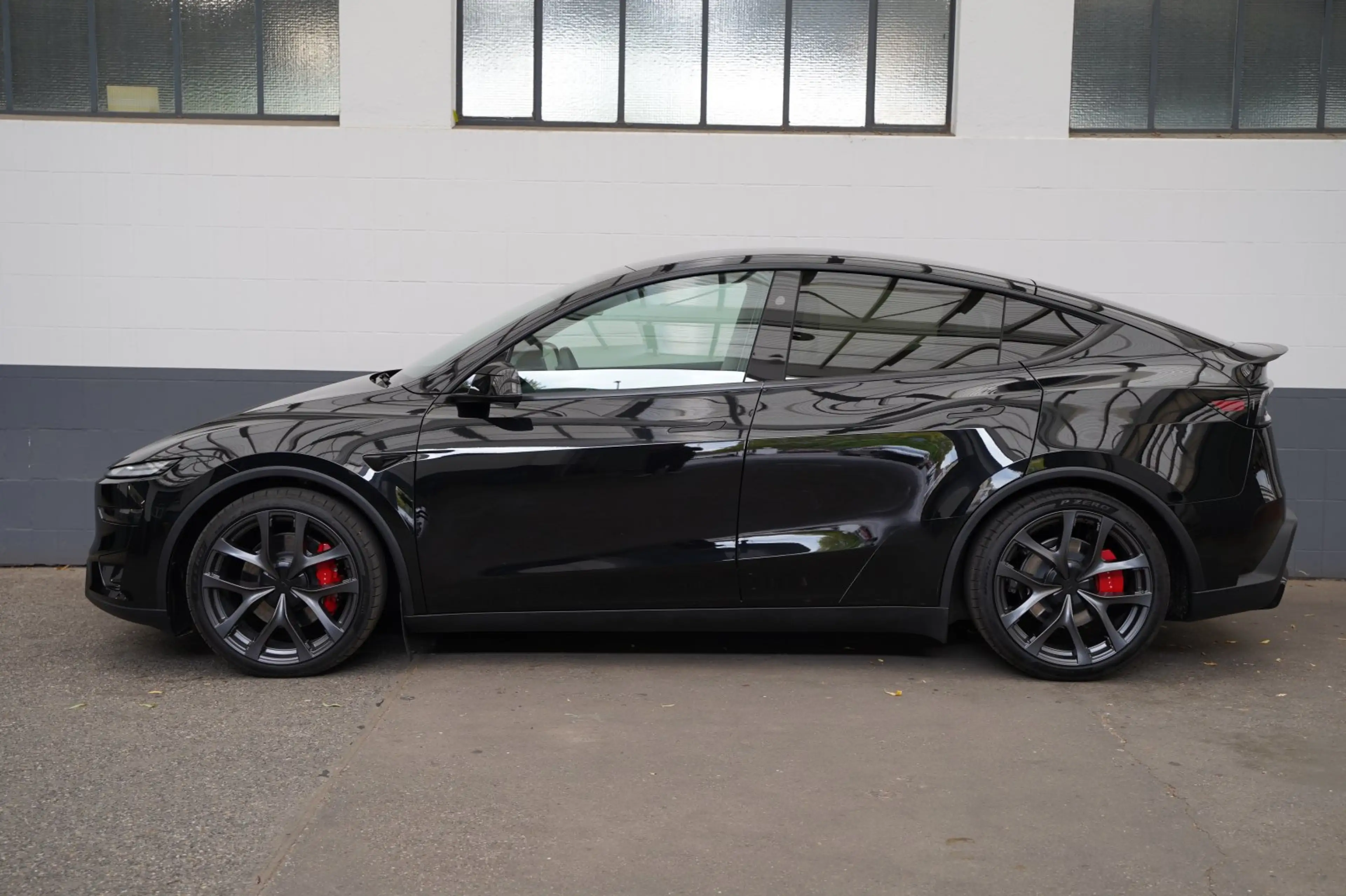 Tesla Model Y Performance Juniper *innen weiß* — photo 4