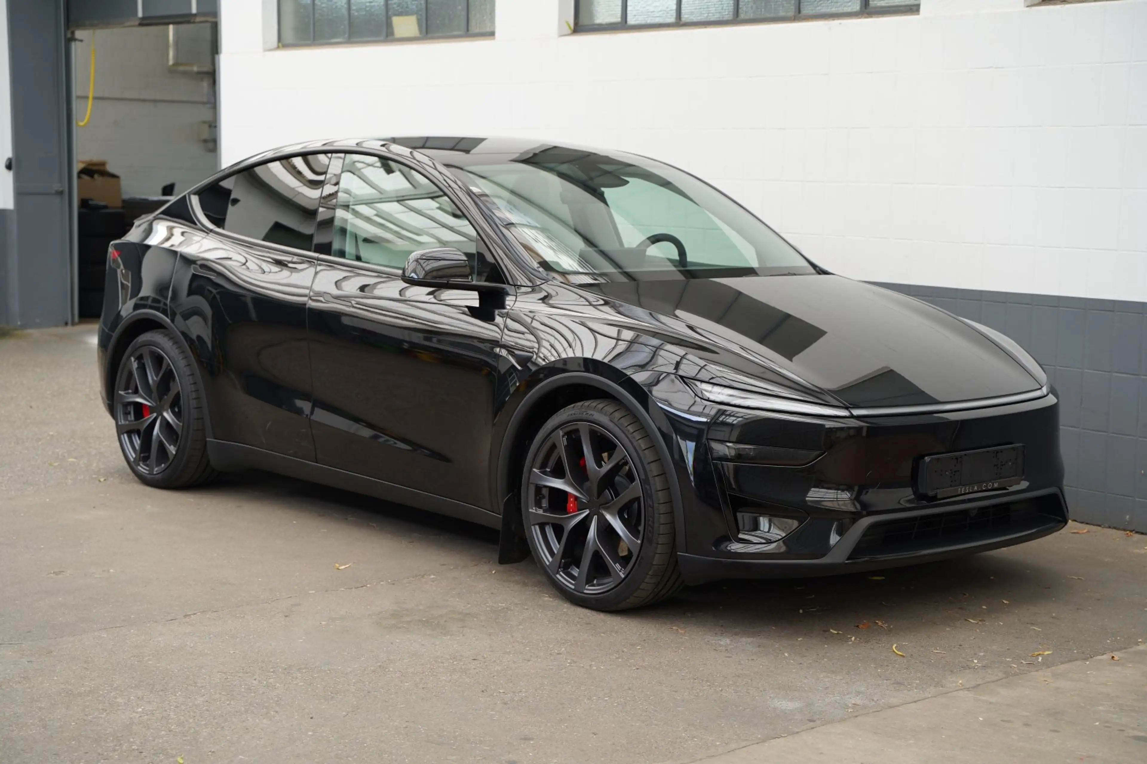 Tesla Model Y Performance Juniper *innen weiß* — photo 24