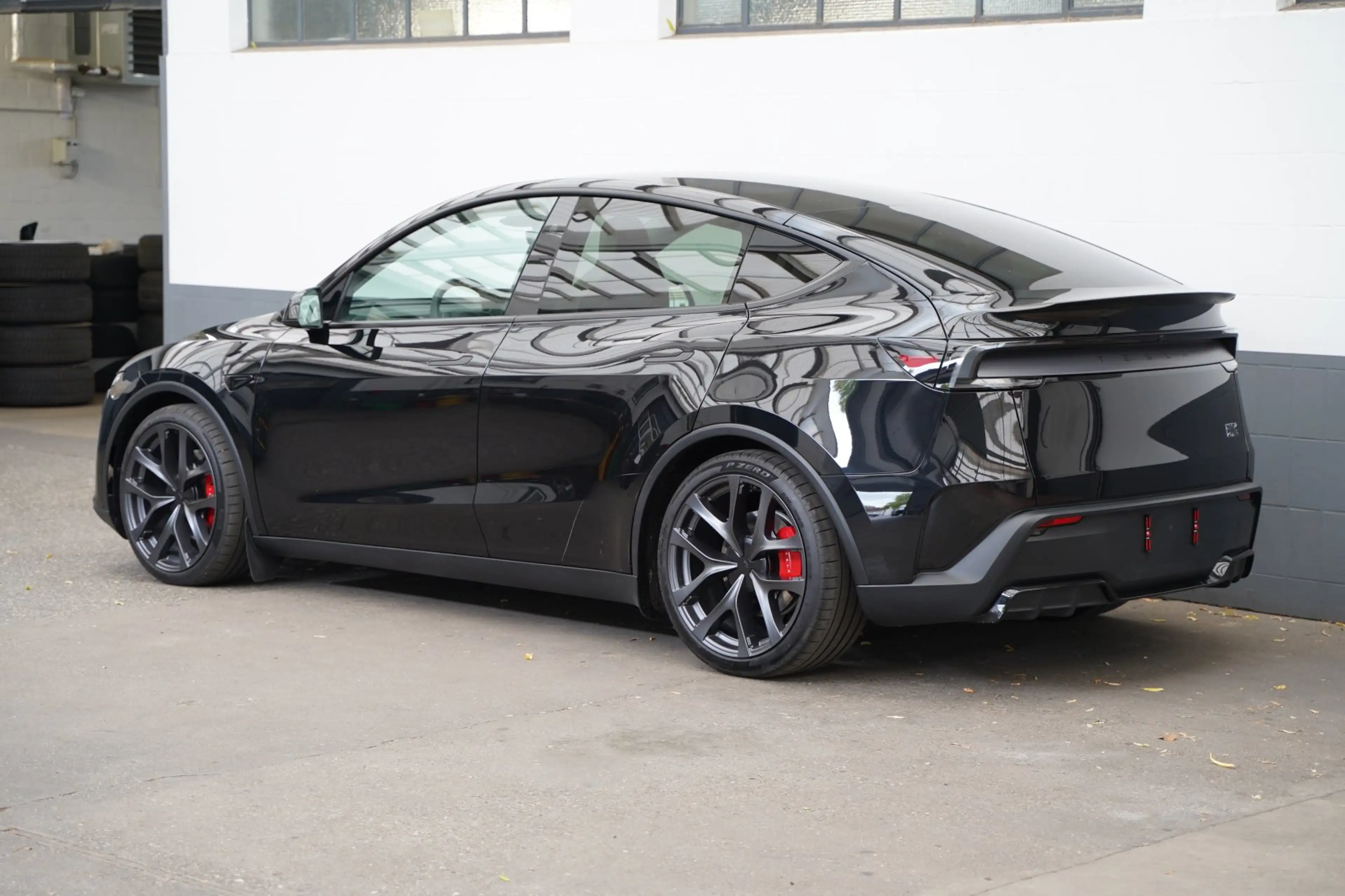 Tesla Model Y Performance Juniper *innen weiß* — photo 5