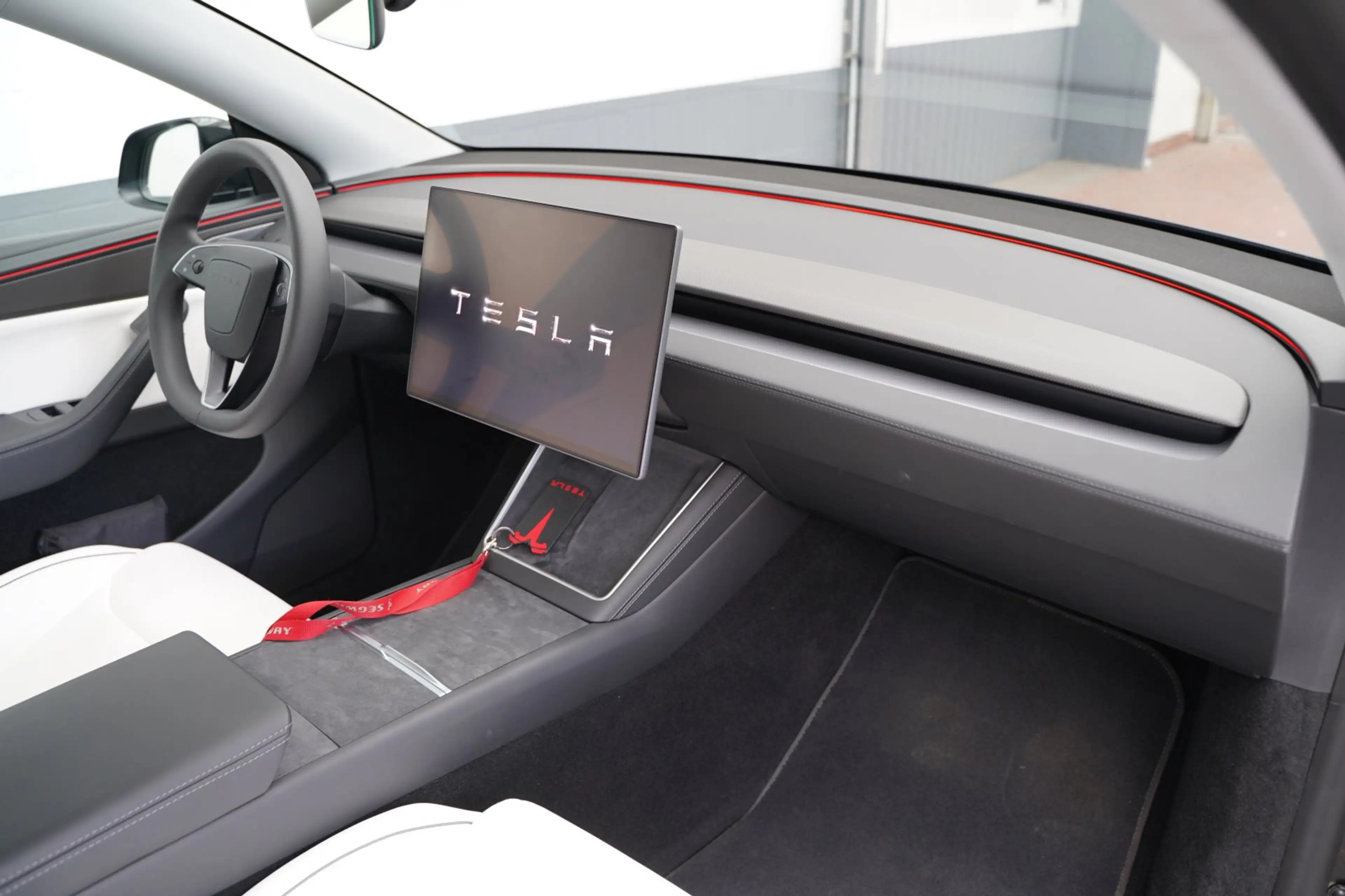 Tesla Model Y Performance Juniper *innen weiß* — photo 19