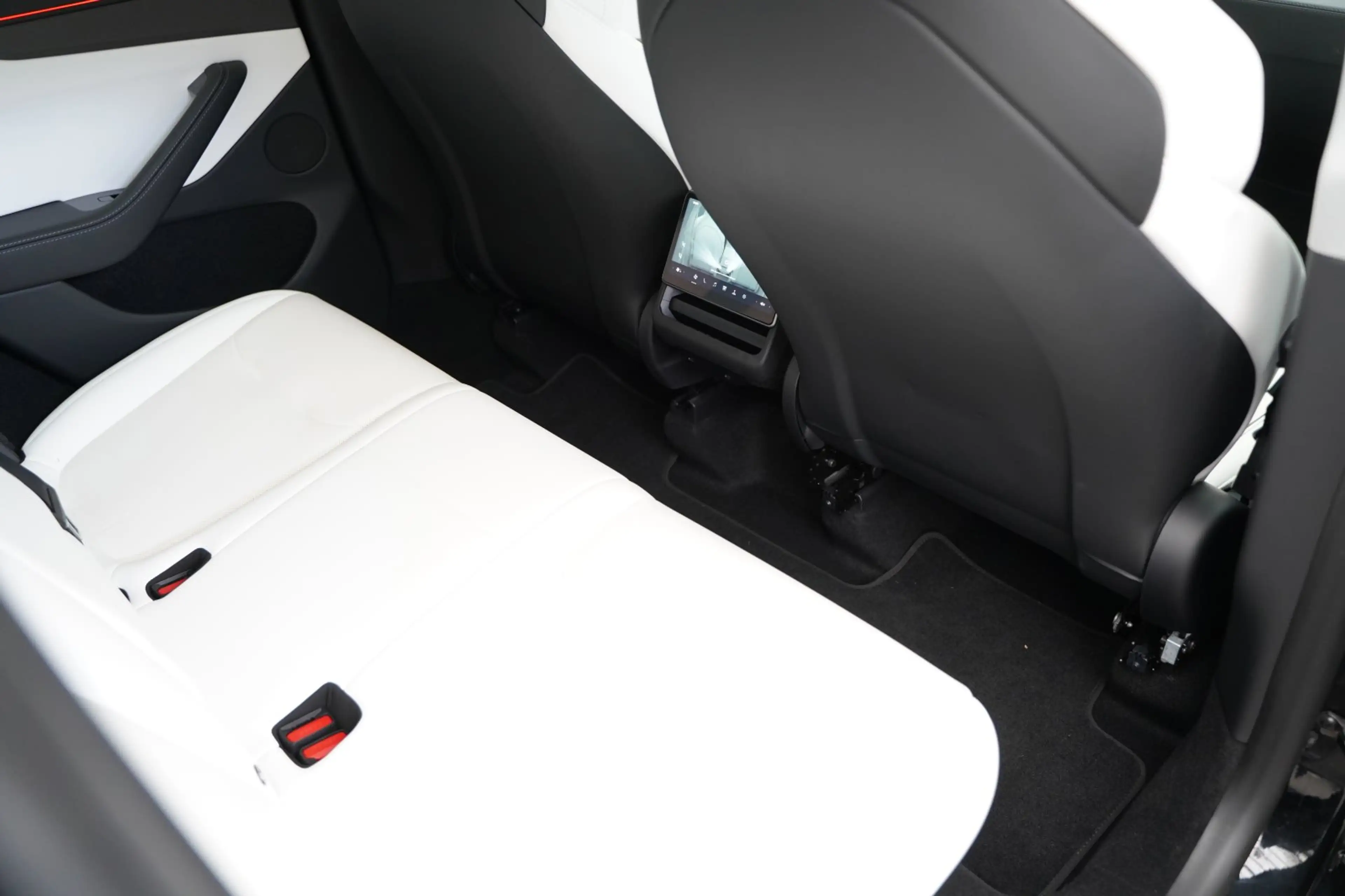 Tesla Model Y Performance Juniper *innen weiß* — photo 22