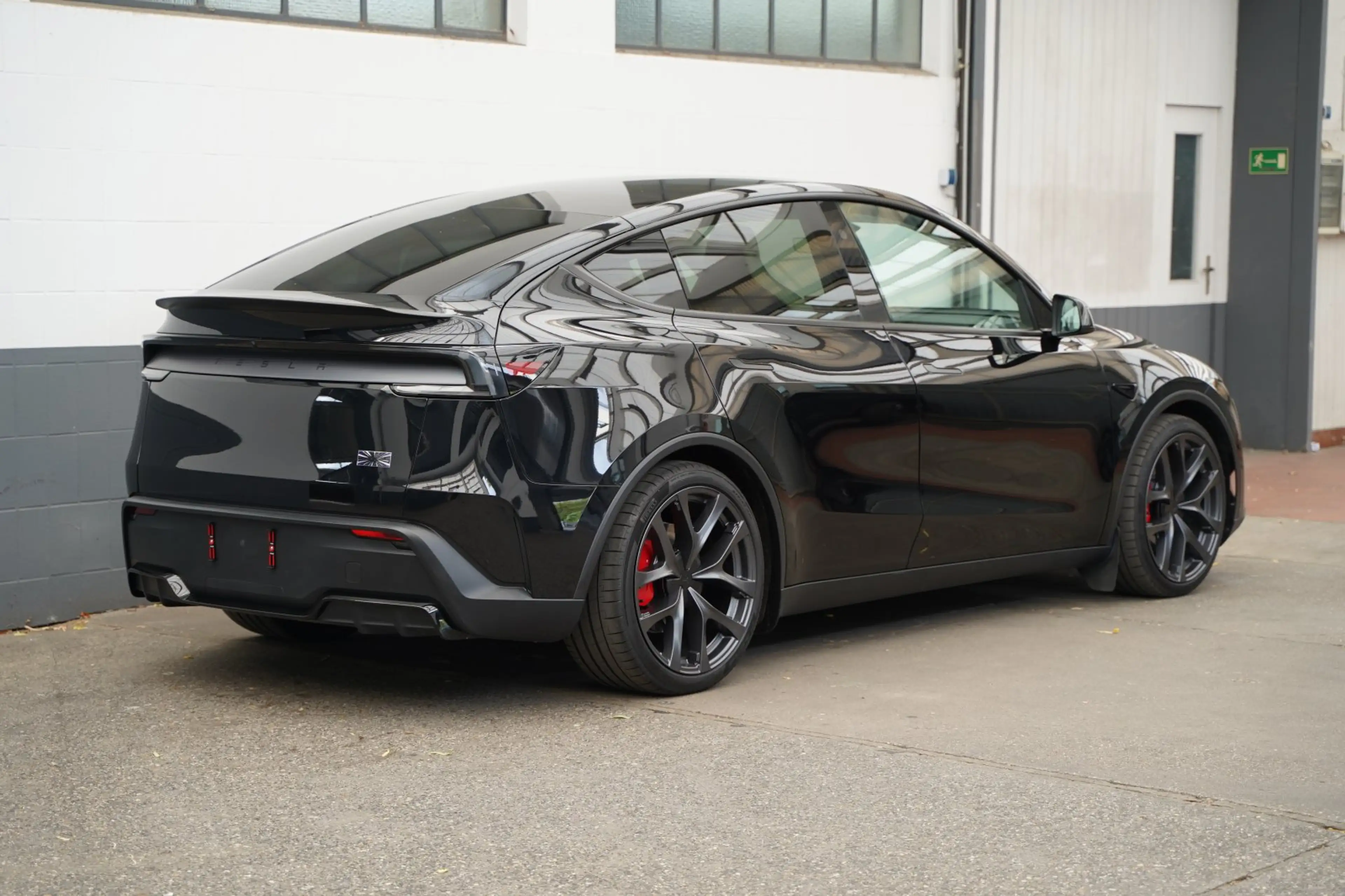 Tesla Model Y Performance Juniper *innen weiß* — photo 26