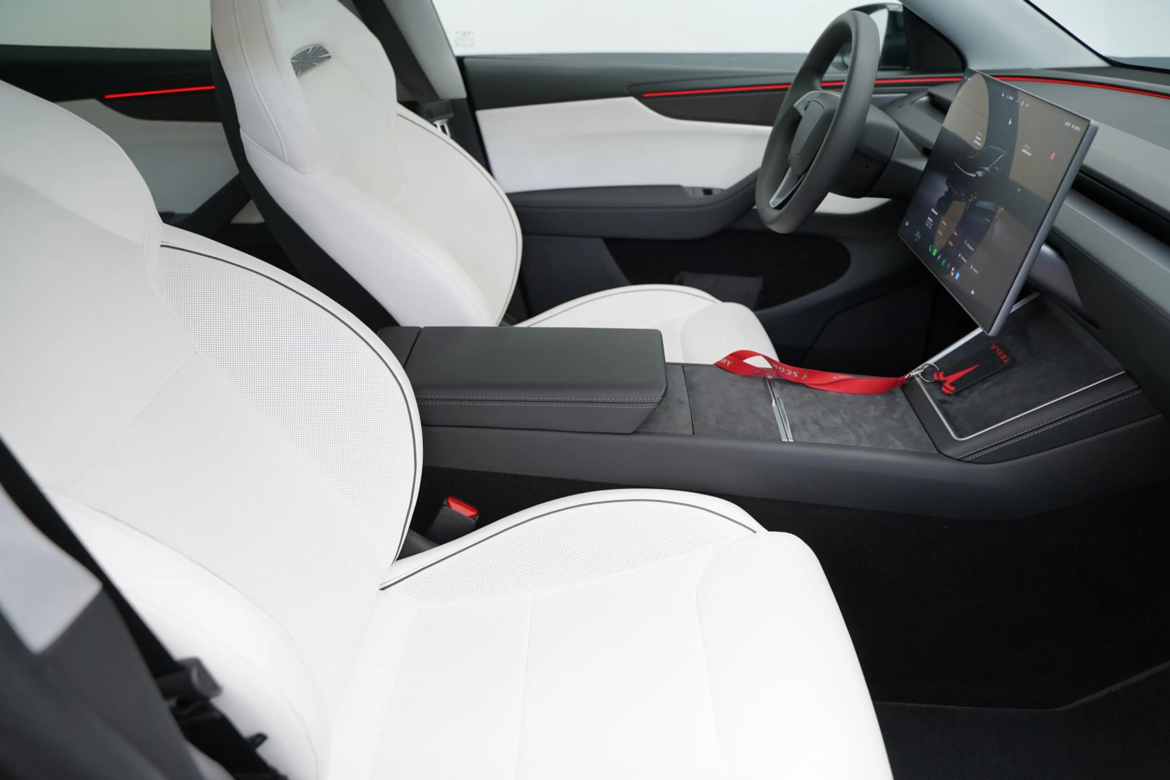 Tesla Model Y Performance Juniper *innen weiß* — photo 20