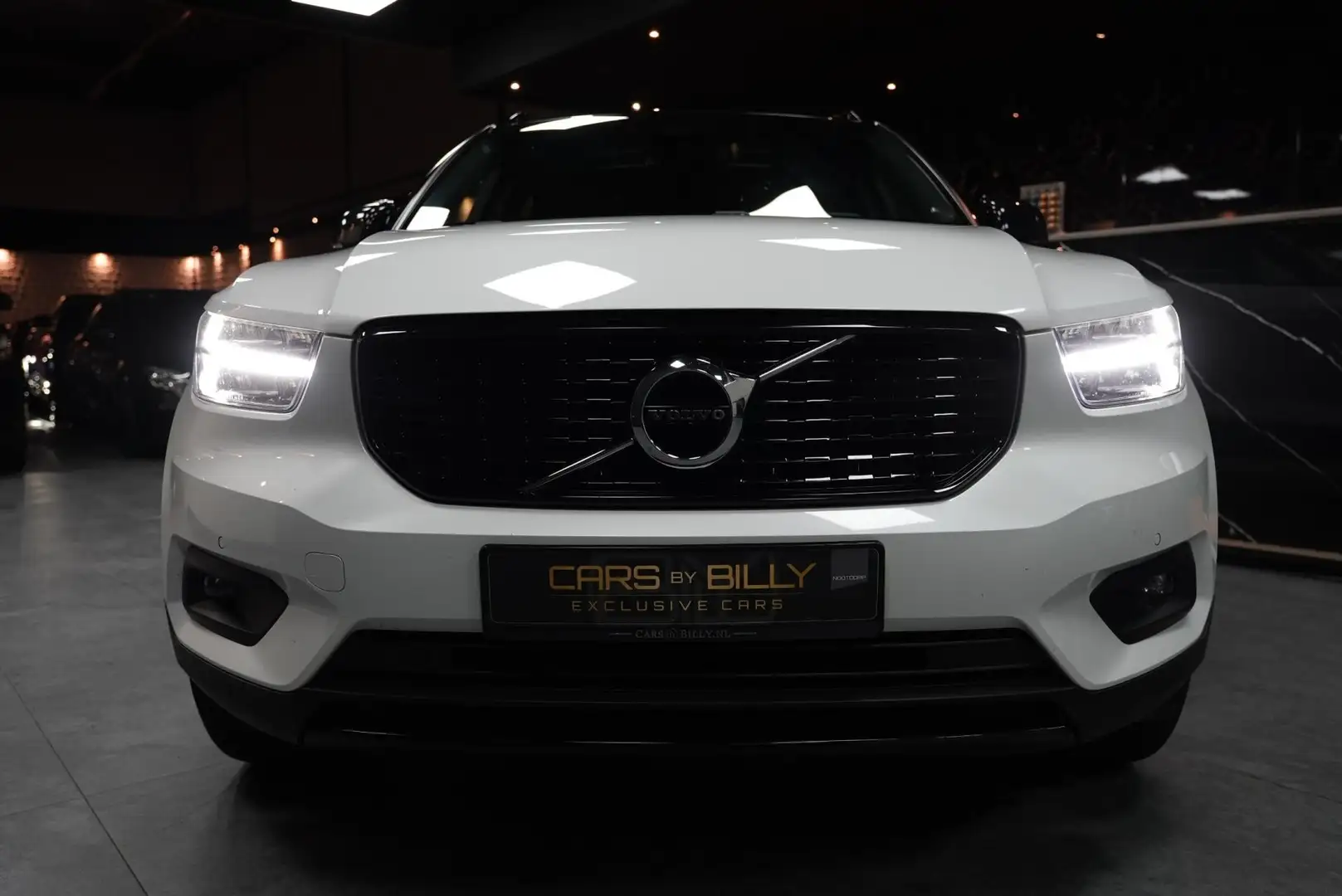 Volvo XC40 2.0 T4 AWD RSDESIGN|PANO|CLIMA|VIRTUEEL Wit - 2