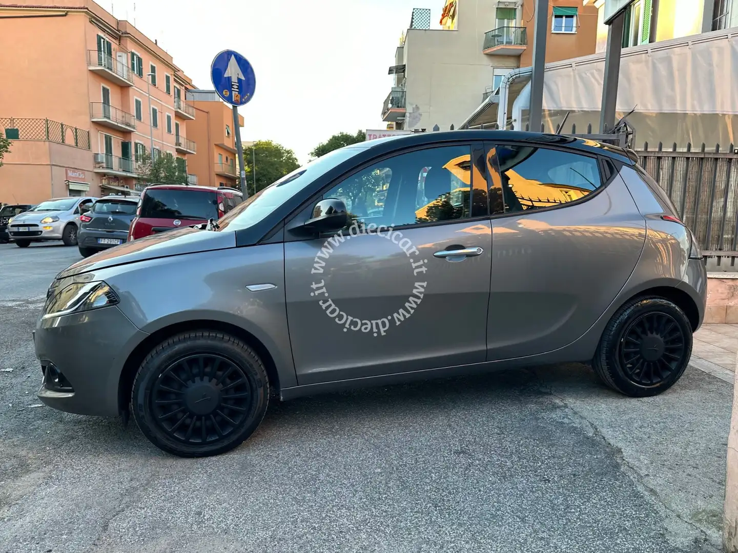 Lancia Ypsilon Ypsilon 1.0 firefly hybrid Gold s TETTO NERO UNIPR Grijs - 2