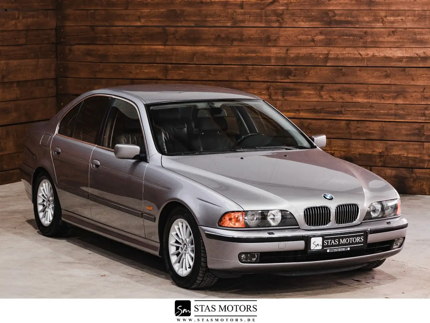 BMW 540 i V8 E39 LIMOUSINE*AUTOMATIK*SCHECKHEFT*BRD srebrna - 1