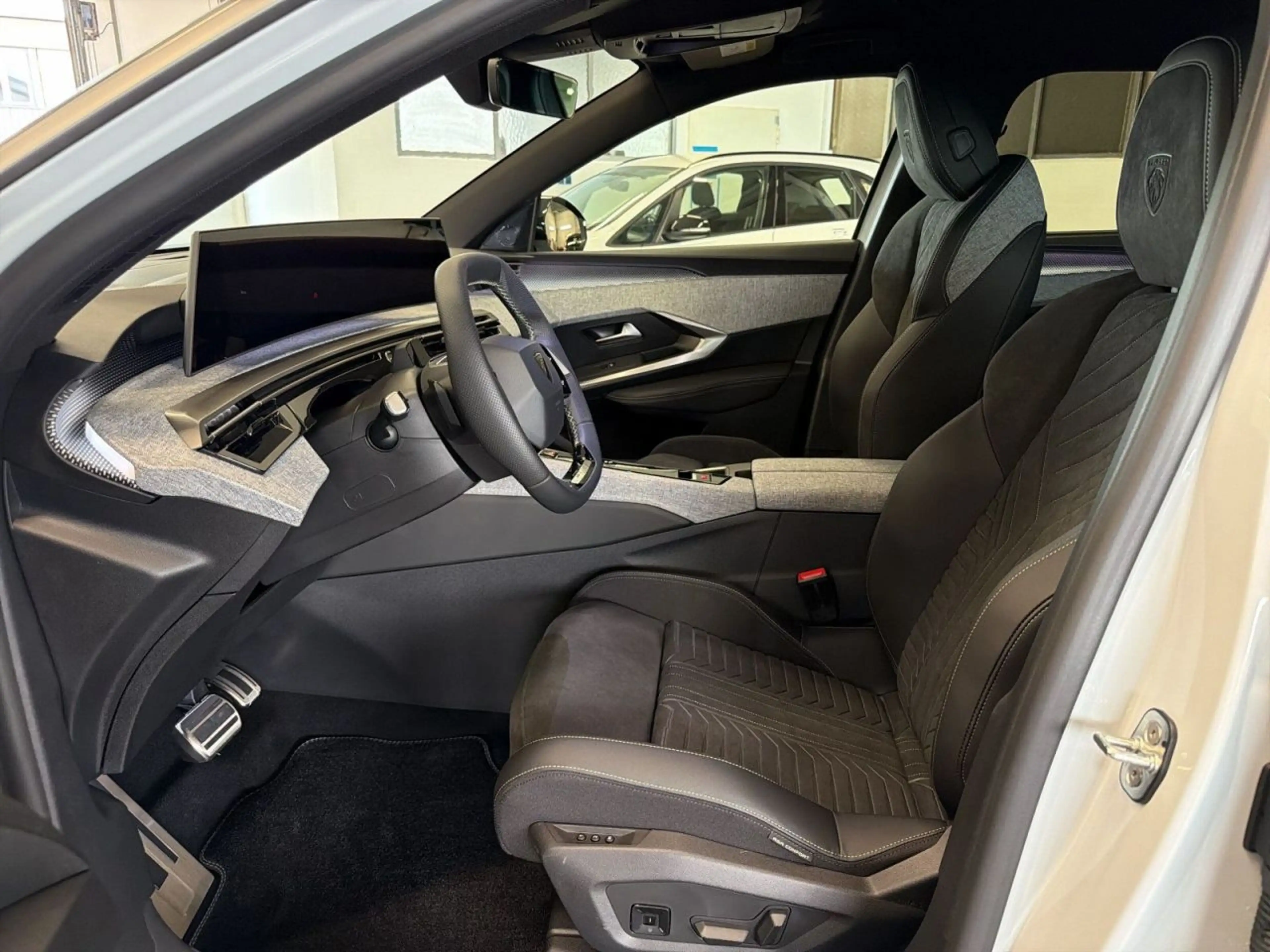 Peugeot 5008 GT Exclusive — photo 12