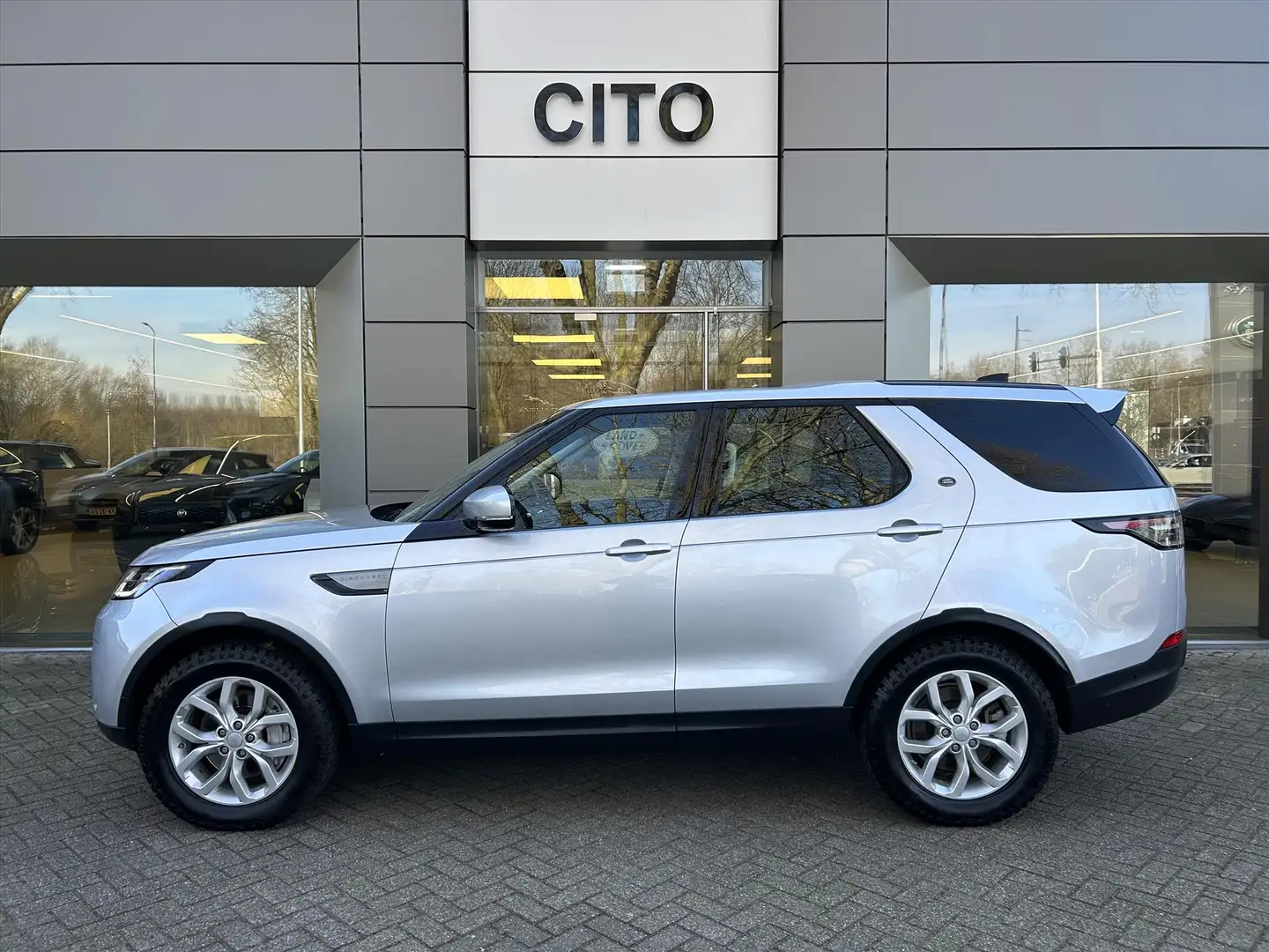 Land Rover Discovery 3.0 SDV6 306pk Commercial SE Zilver - 2