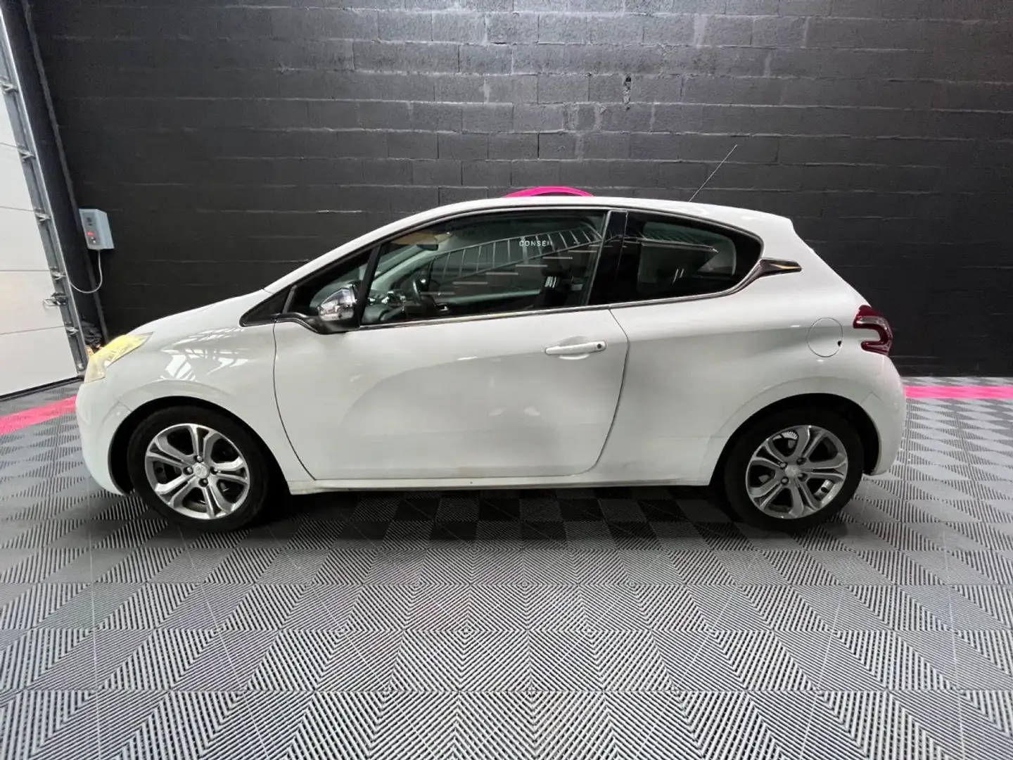Peugeot 208 1.6 e-HDi 92ch FAP BVM5 Allure Blanc - 2