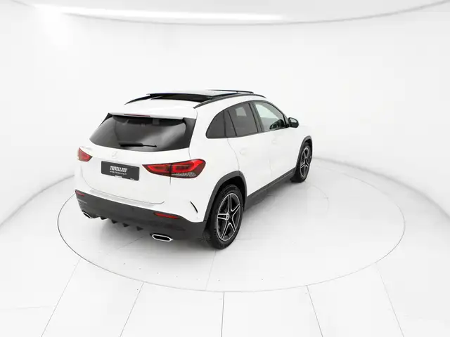 Mercedes-Benz GLA view 3