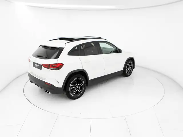 Mercedes-Benz GLA view 4