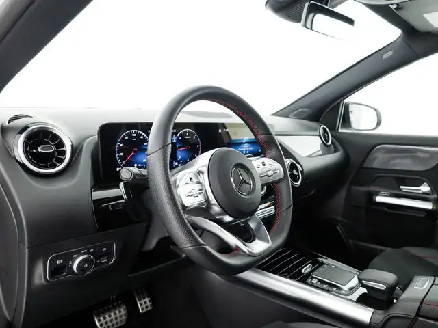 Mercedes-Benz GLA view 11
