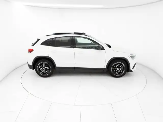 Mercedes-Benz GLA view 5